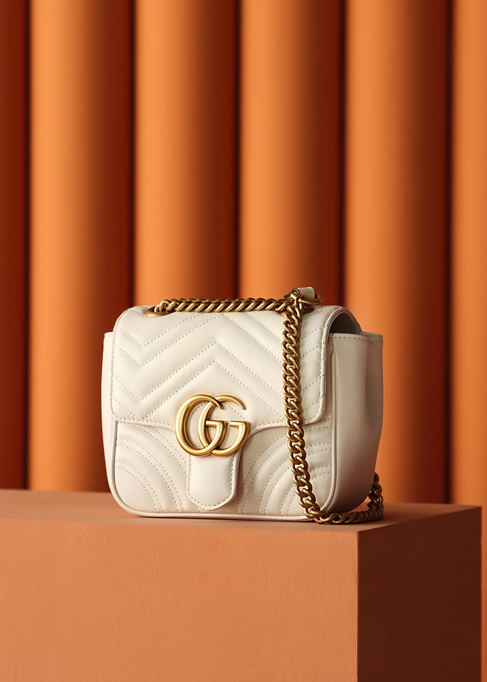 Новинка 2023 года от Gucci - Квадратная сумка-мешок серии GG Marmont - Белая