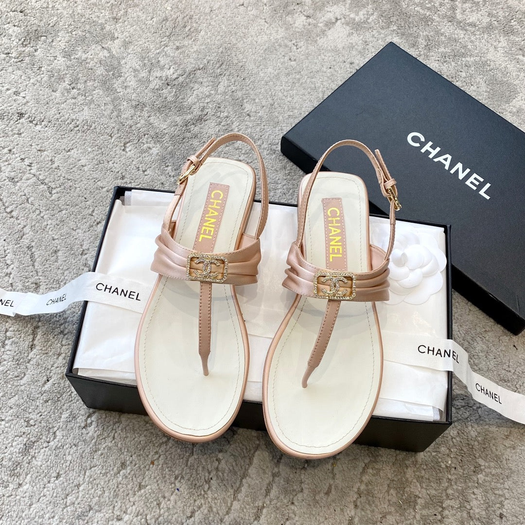 Новинка сезона весна/лето 2023 от Chanel - сандалии с пряжкой C - розовые.