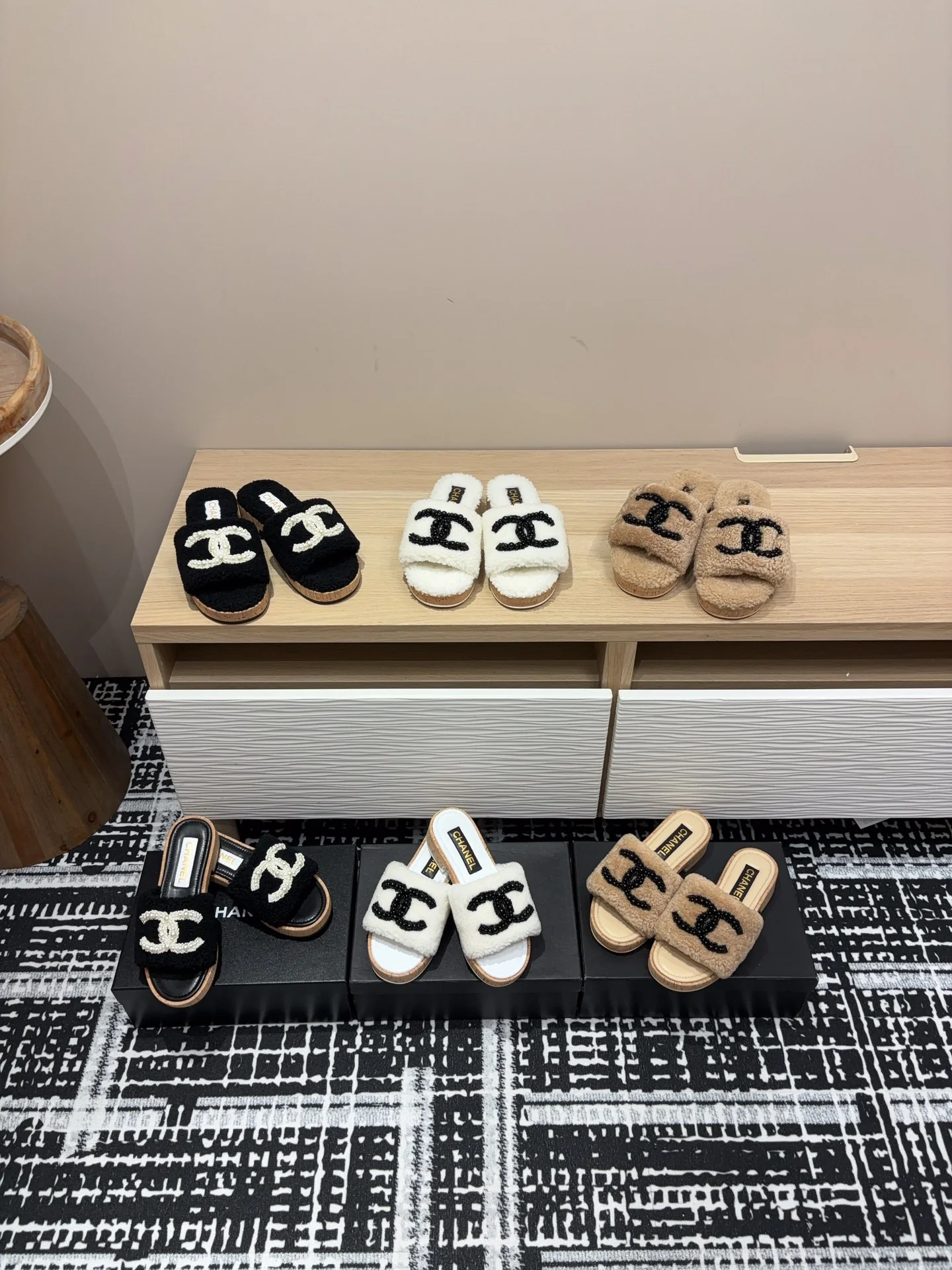 Шерстяные тапочки Chanel 2024 — изображение из коллекции