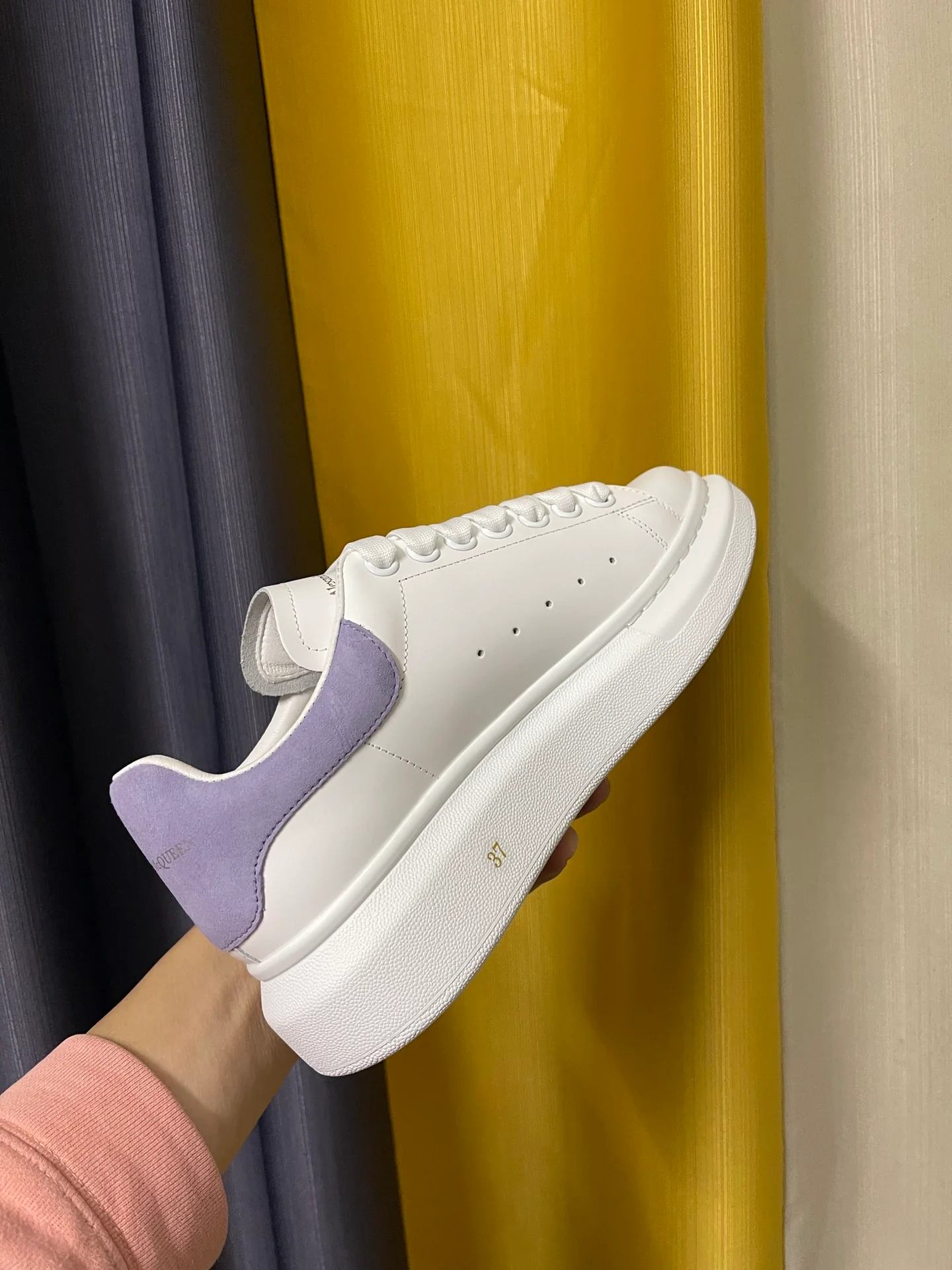 Классические белые кроссовки McQueen - светло-фиолетовый бархатный каблук