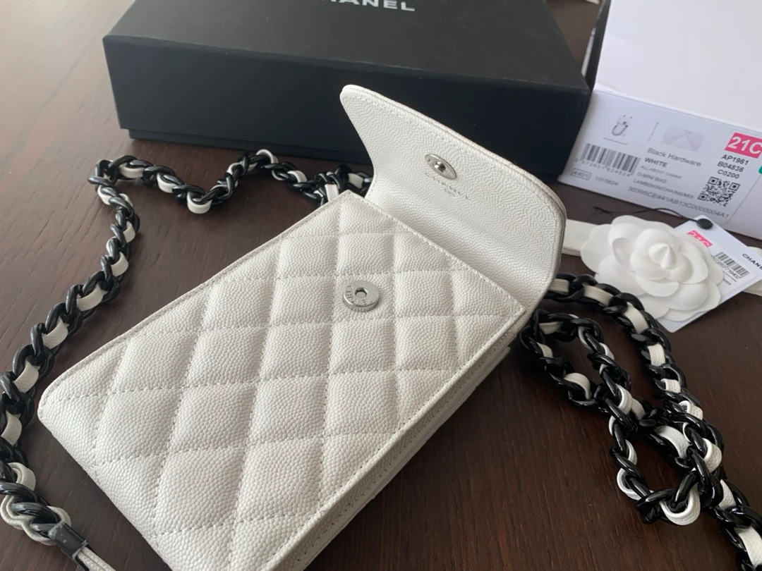 Chanel - Сумка для телефона - Белая кожа с зернистой текстурой - Черная пряжка