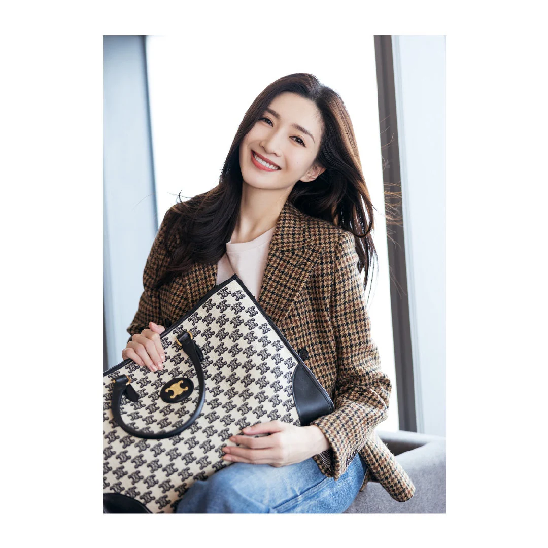 Большая сумка-тоут Celine Triomphe с черно-белой вышивкой