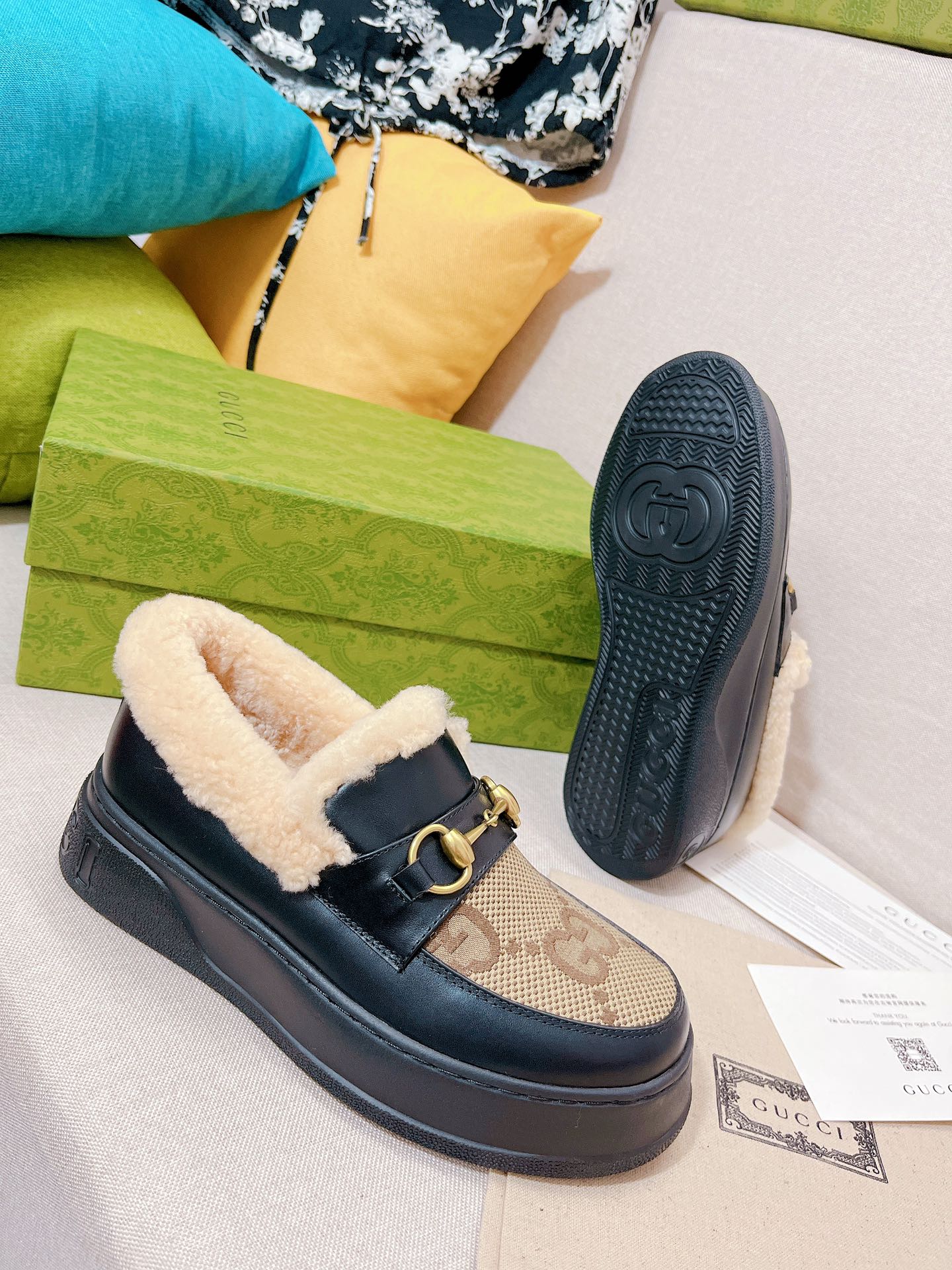 Классические лоферы Gucci с монограммой и пряжкой 