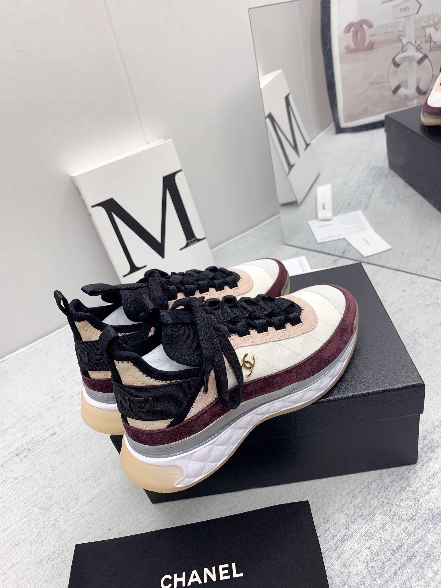 Новинка сезона осень/зима 2021 от Chanel - кроссовки с ромбовидным узором - розово-фиолетовые.