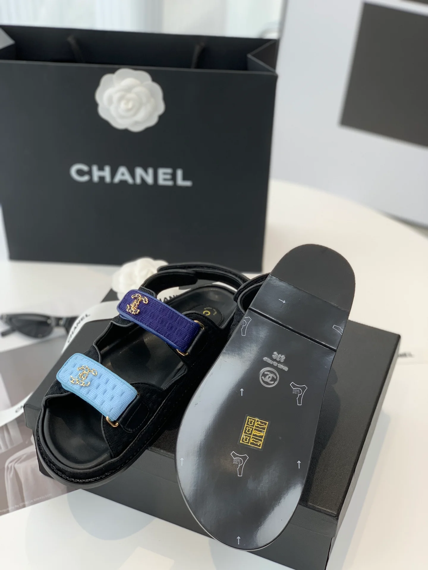 Chanel - Классические сандалии на липучке