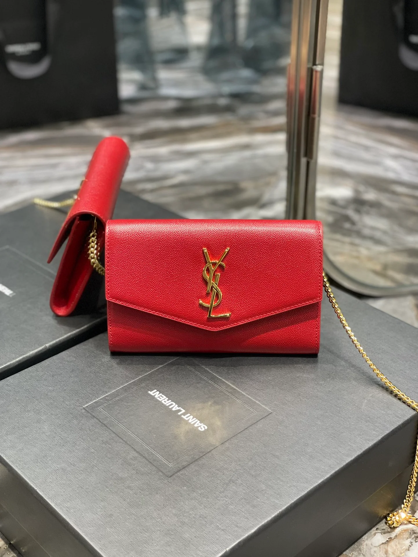 Мини-сумочка/сумка через плечо YSL Sac-de-jour с тиснением под крокодиловую кожу, красная.
