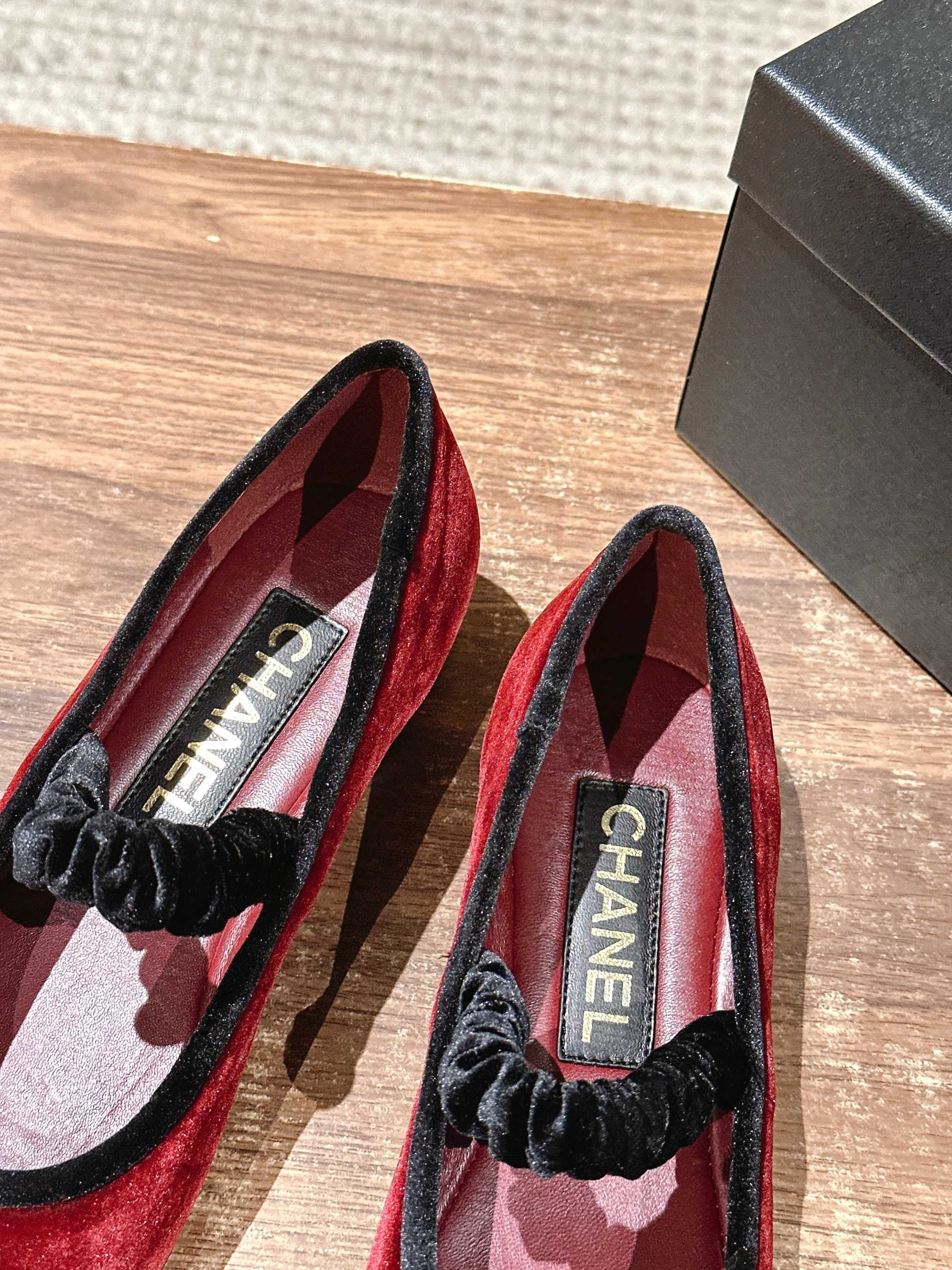 Новинка сезона весна/лето 2025 от Chanel - туфли Мэри Джейн из красной замши.