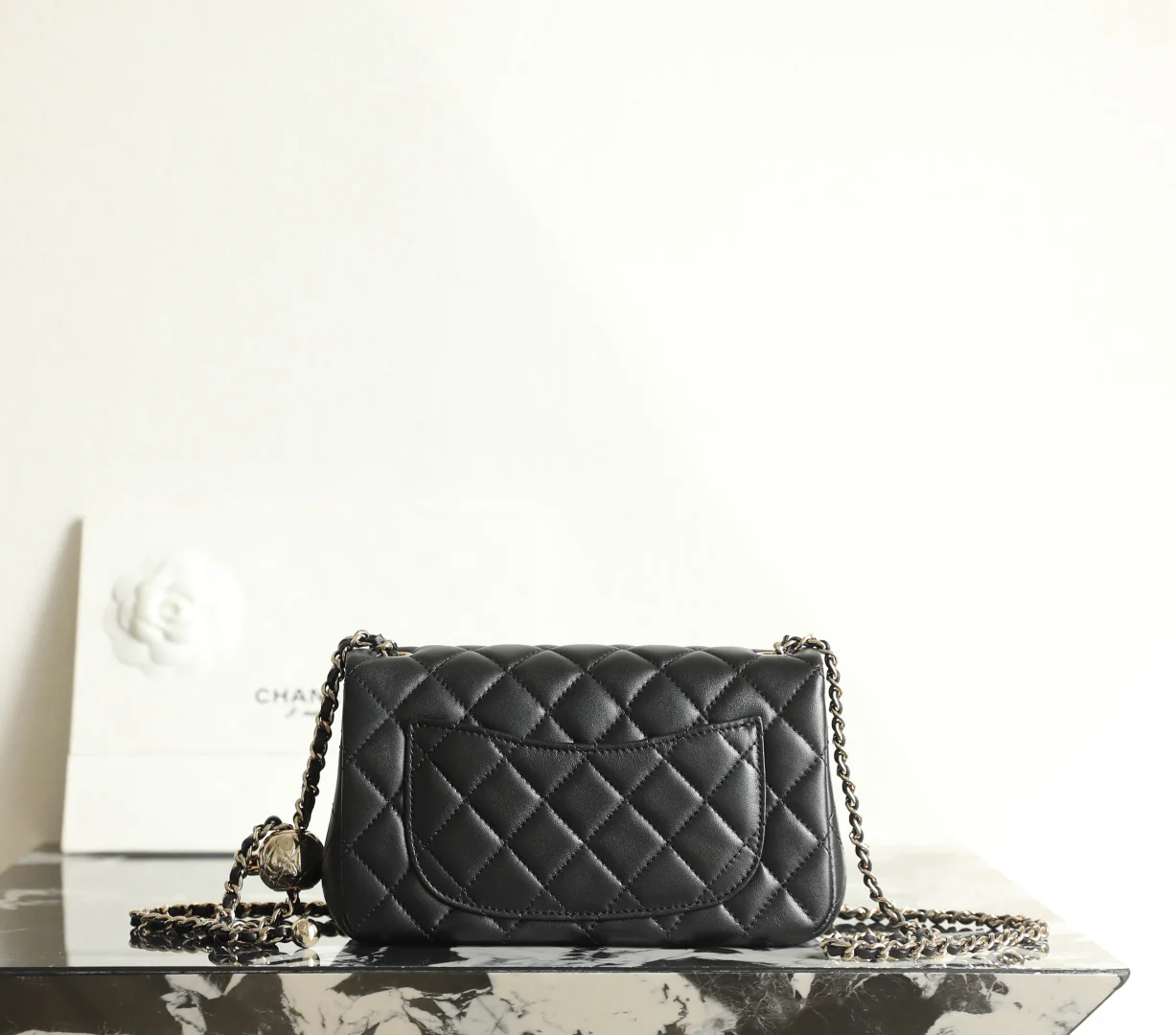 Застежка-пряжка Chanel из 25-каратного золота с регулируемой пряжкой - большая мини-версия - черная с пряжкой из светлого золота.