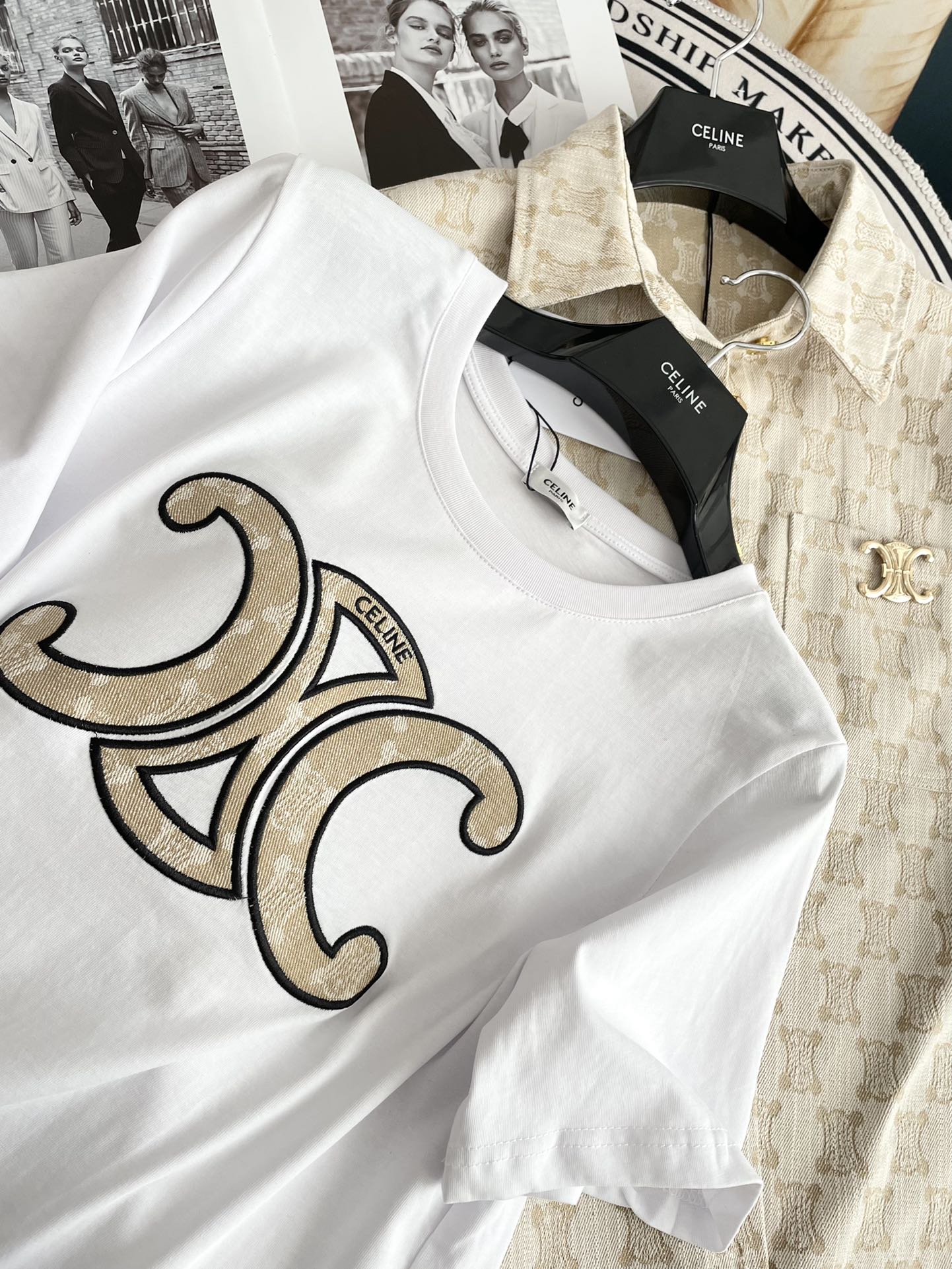 Джинсовая блузка Celine-2404 с жаккардовым узором ?Триумфальная арка? — белая.