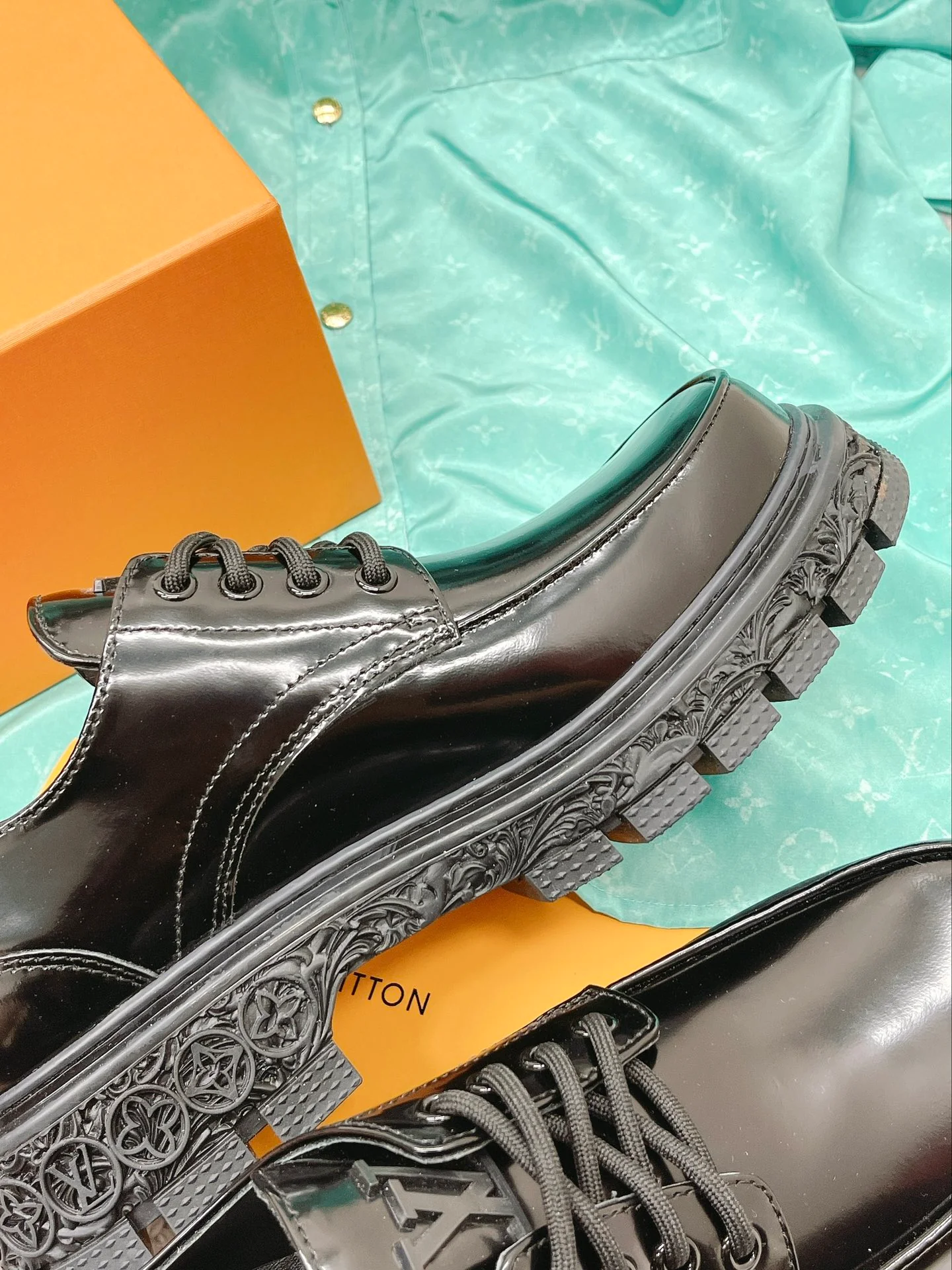 Новинка сезона осень/зима 2022 — мужские кожаные туфли с открытым большим пальцем стопы.