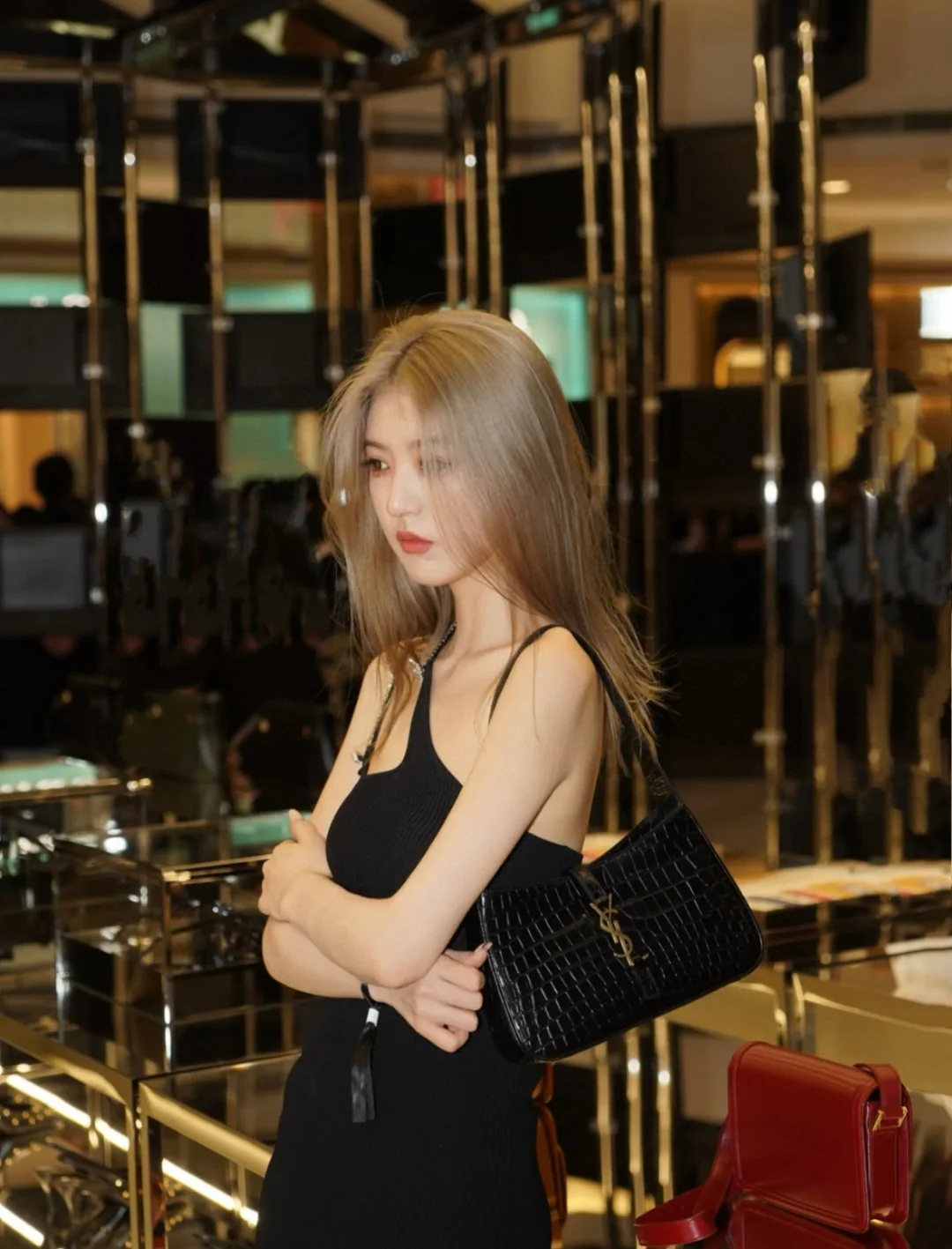 Кожаная сумка YSL Le 5 A 7 через плечо - черная крокодиловая кожа - на фото.