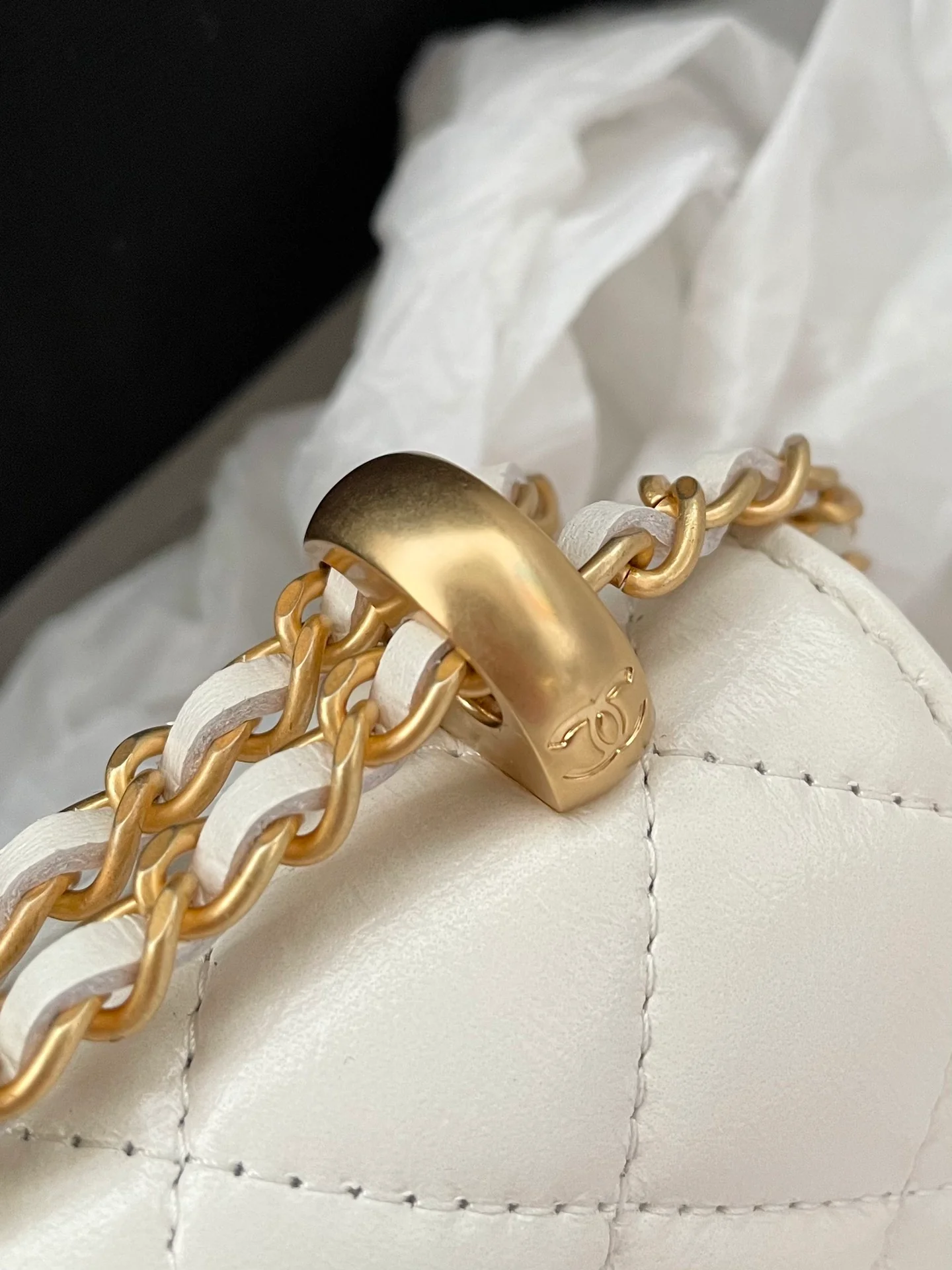 Кардхолдер Chanel с двойной золотой цепочкой и шариками - белая кожа.