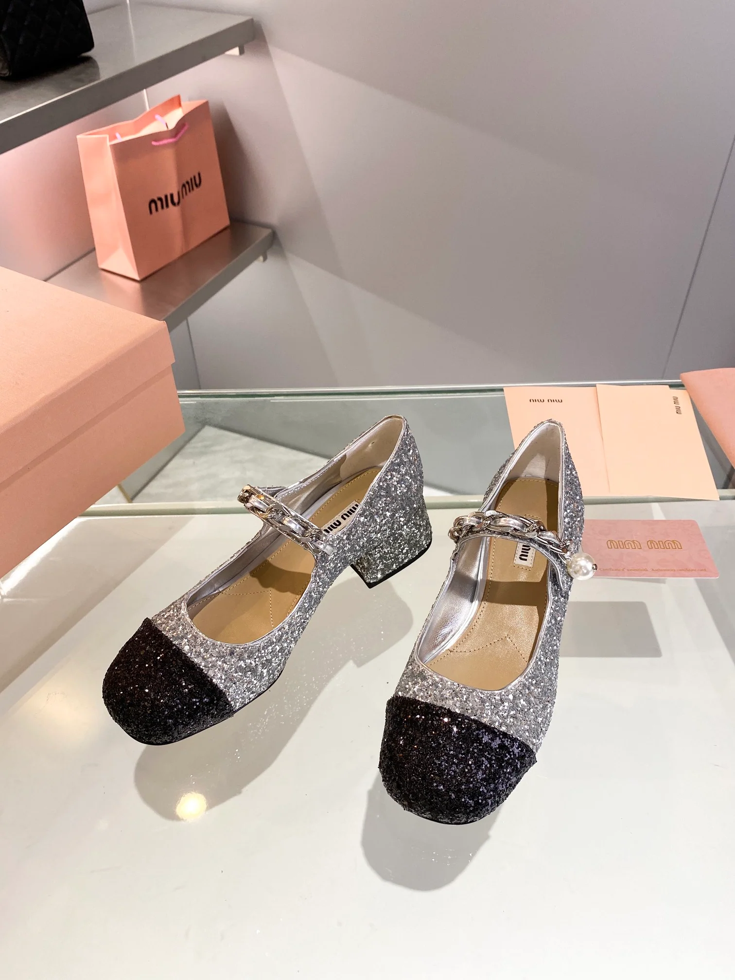Новинка осенне-зимней коллекции Miu Miu 2023 — балетки со стразами — на низком каблуке — серебристые.