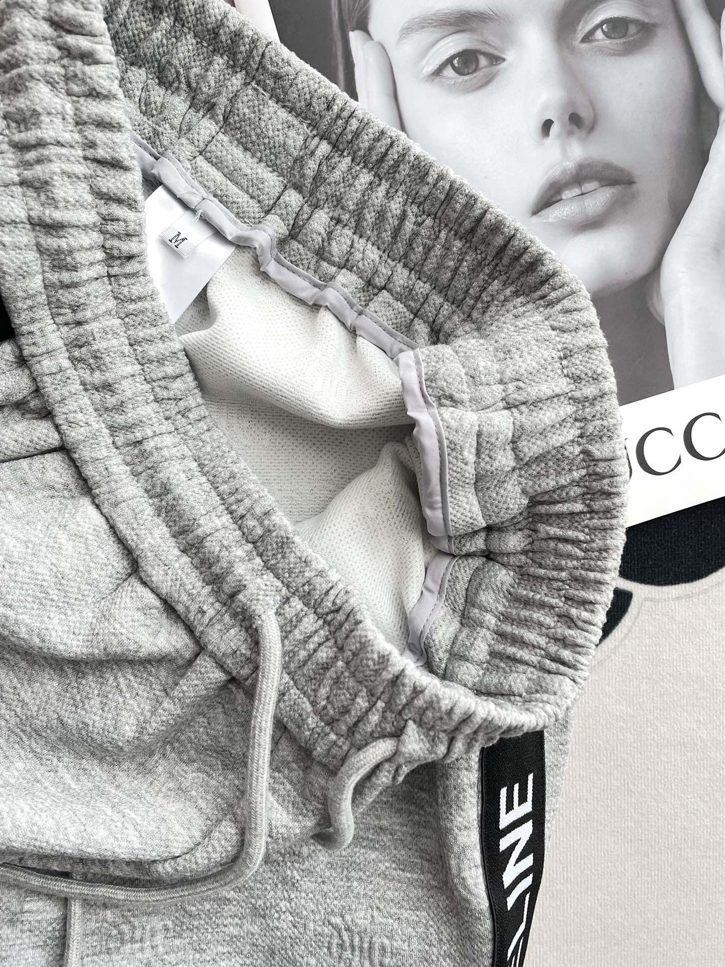 Комплект Celine-2403: футболка с коротким рукавом и повседневные брюки с тисненым узором ?Триумфальная арка? — серый.