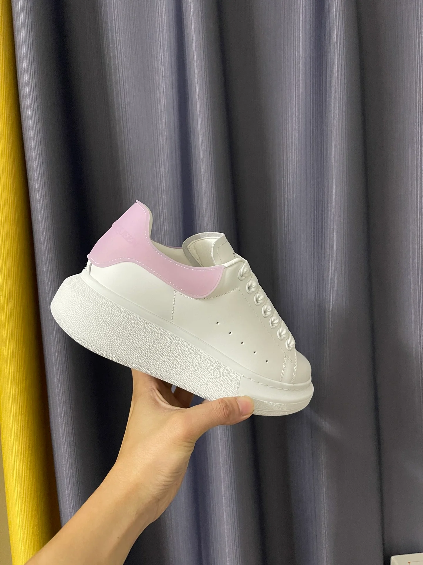 Классические белые кроссовки McQueen - унисекс - прозрачный фиолетовый каблук с эпоксидной смолой