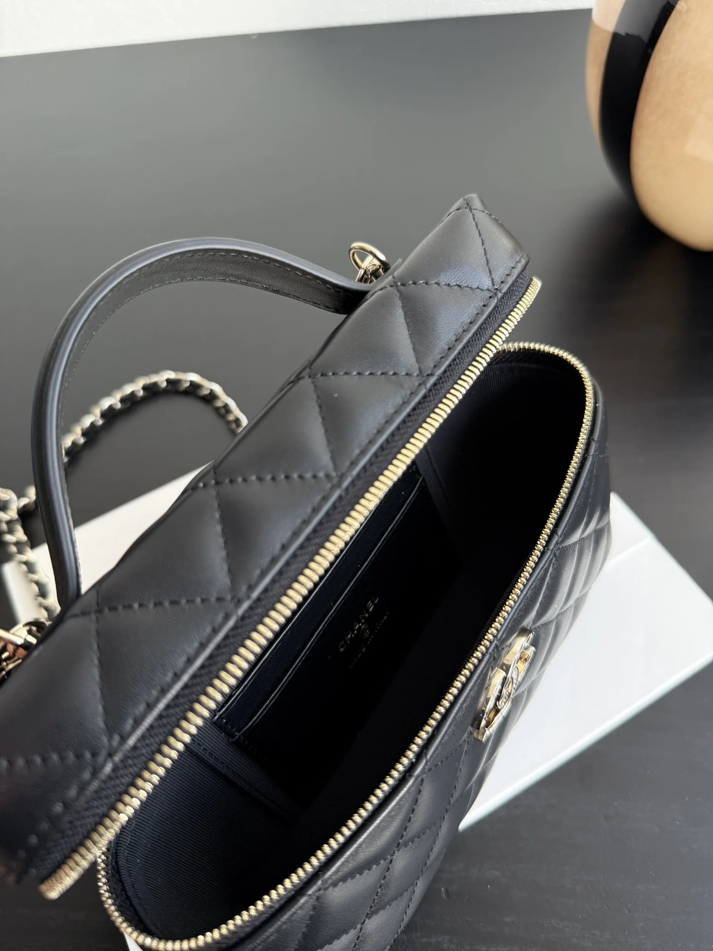 Сумка-ланчбокс Chanel 25c-LP из овечьей кожи - черная