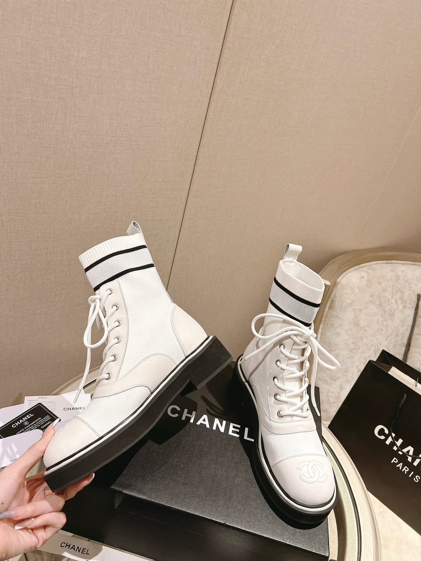 Белые лоферы унисекс в стиле показа Chanel в Париже.