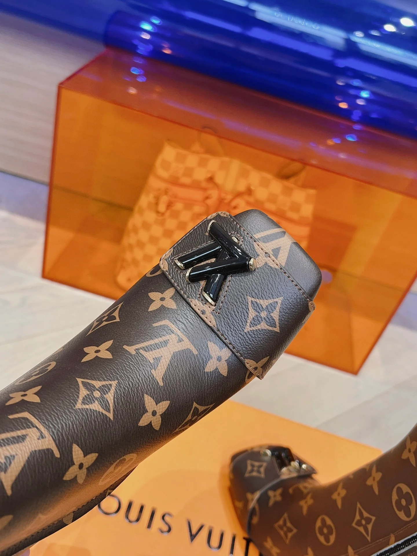 Новые поступления коллекции LV осень/зима 2023 — ботильоны с подиума — ботильоны на массивном высоком каблуке — с монограммой на канве