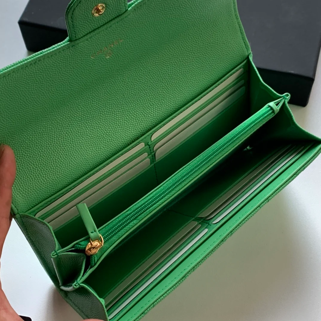 Классический кошелек-книжка Chanel Classic CF Flip Wallet — из зеленой кожи цвета личи с золотой пряжкой.