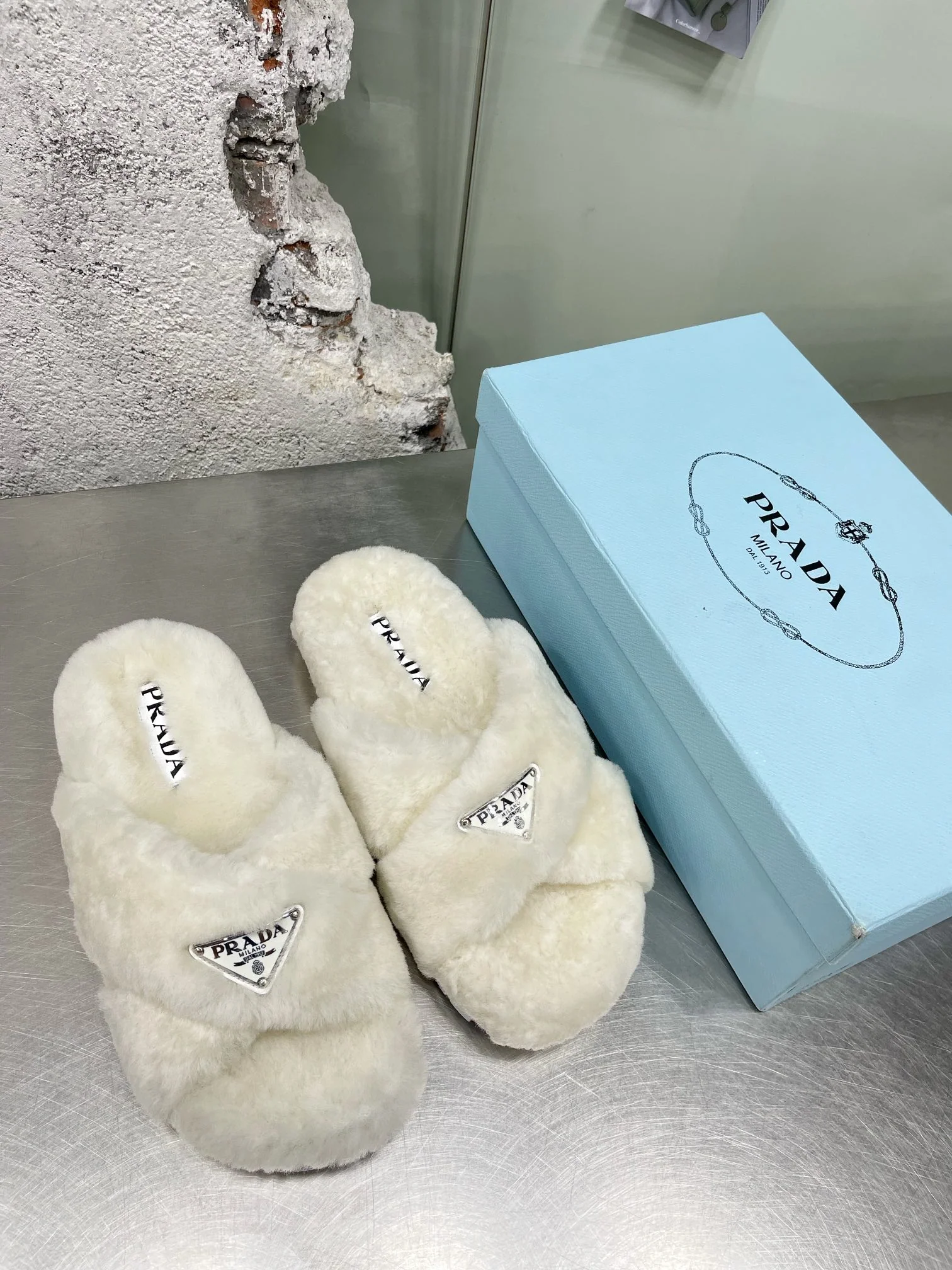 Новинка сезона осень/зима 2022 от Prada - Меховые тапочки - В стиле знаменитостей - 1