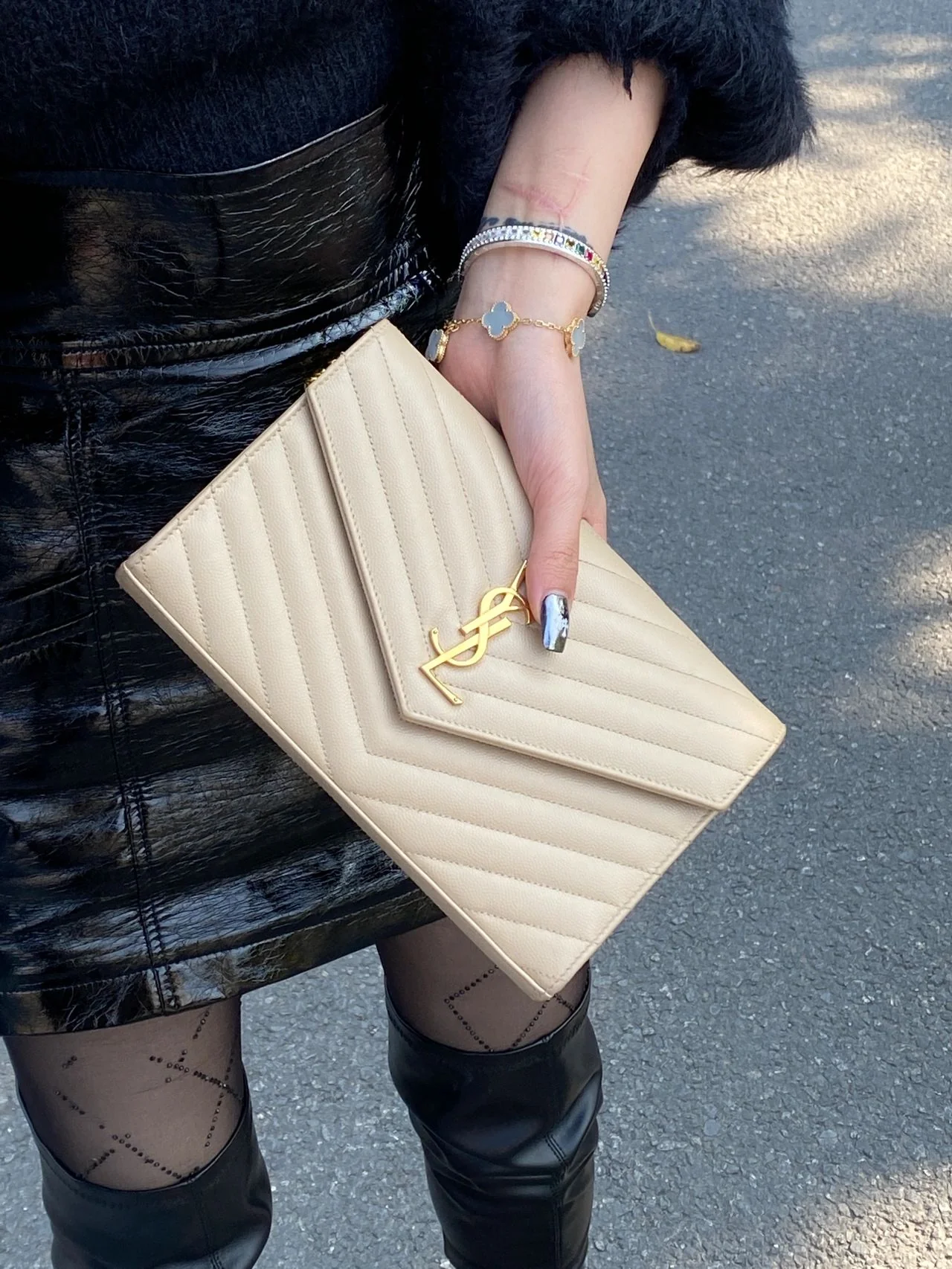 YSL Monogram Caviar WOC Абрикосовый с золотой пряжкой 22 см 1