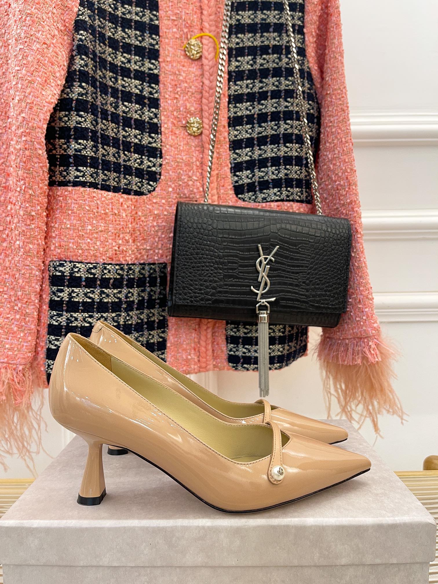 Классические туфли на высоком каблуке Jimmy с жемчужным верхом - абрикосового цвета.