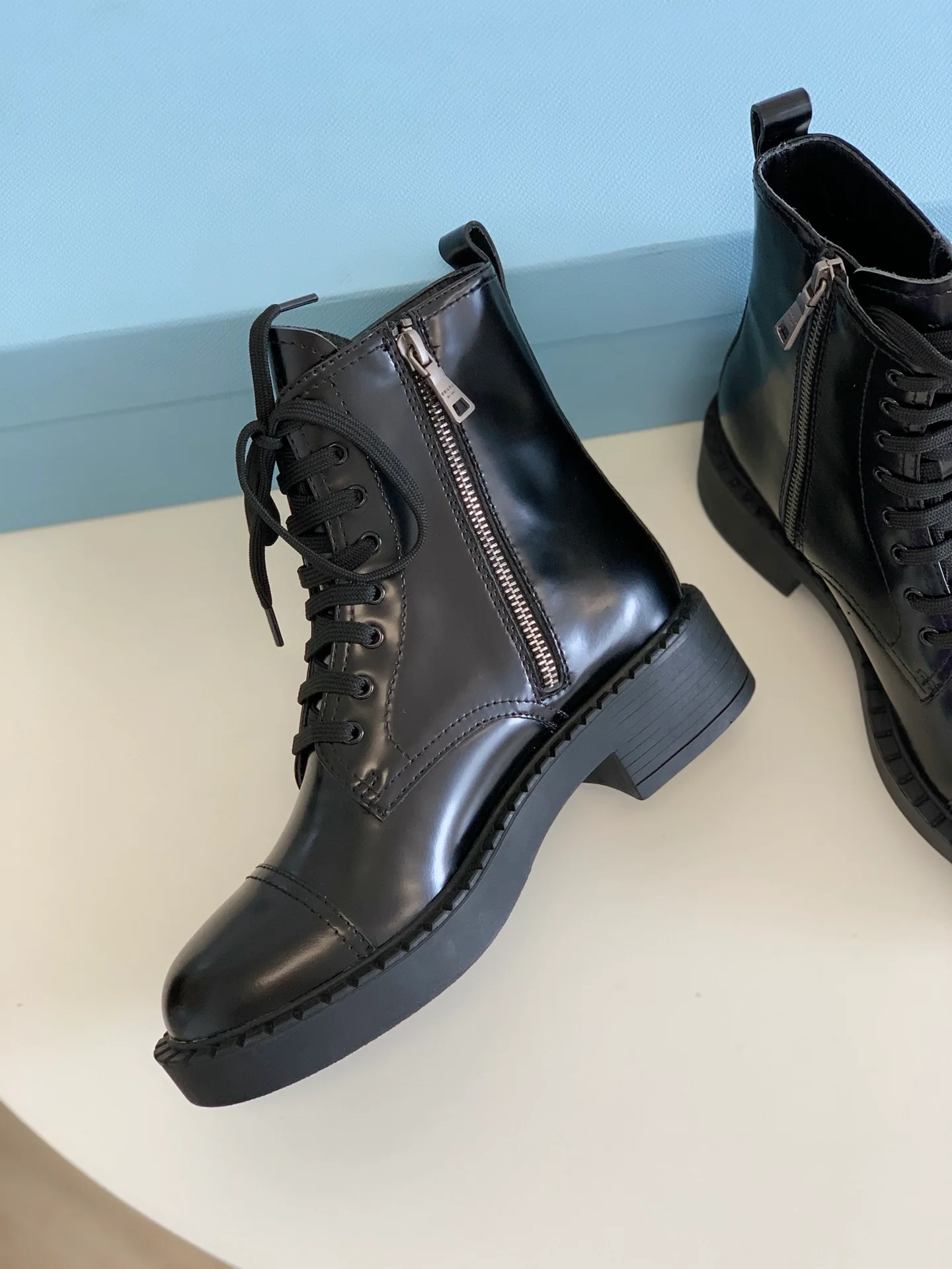 Новинка сезона осень/зима 2022 от Prada - Ботинки Dr. Martens на шнуровке - 2