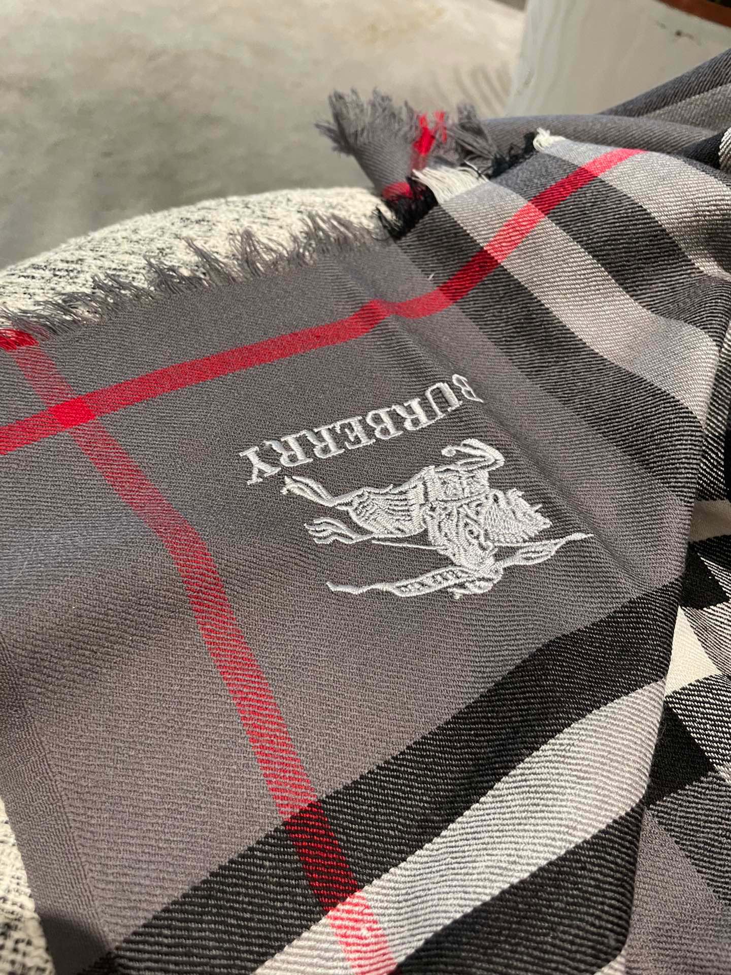 Шерстяной шарф Burberry в клетку - 70 см - 200 см - серый