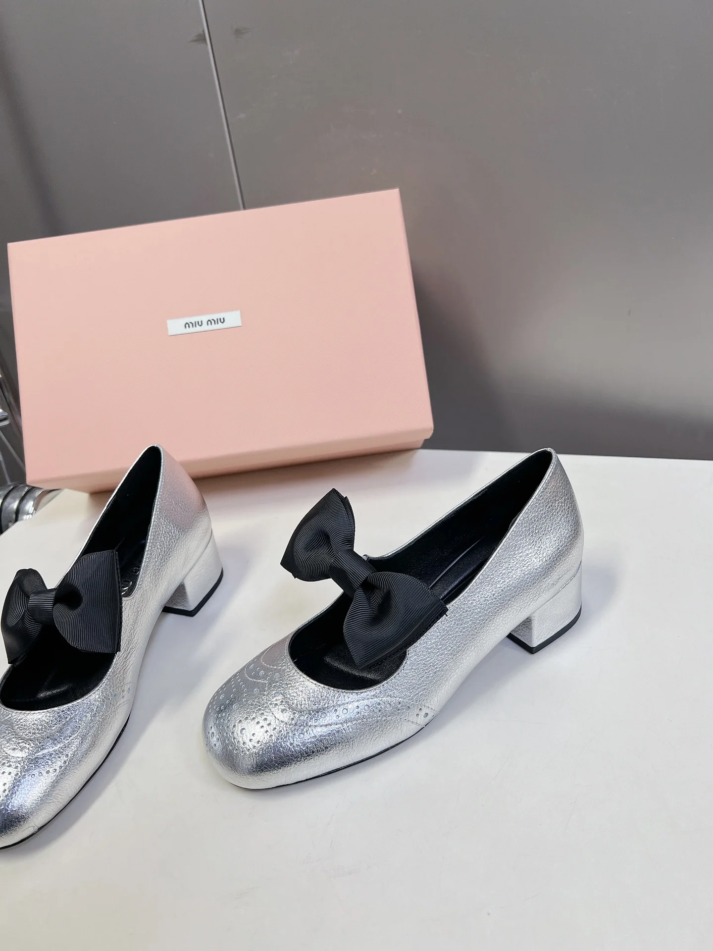 Miu Miu - Классические туфли Мэри Джейн с бантом - Серебристые