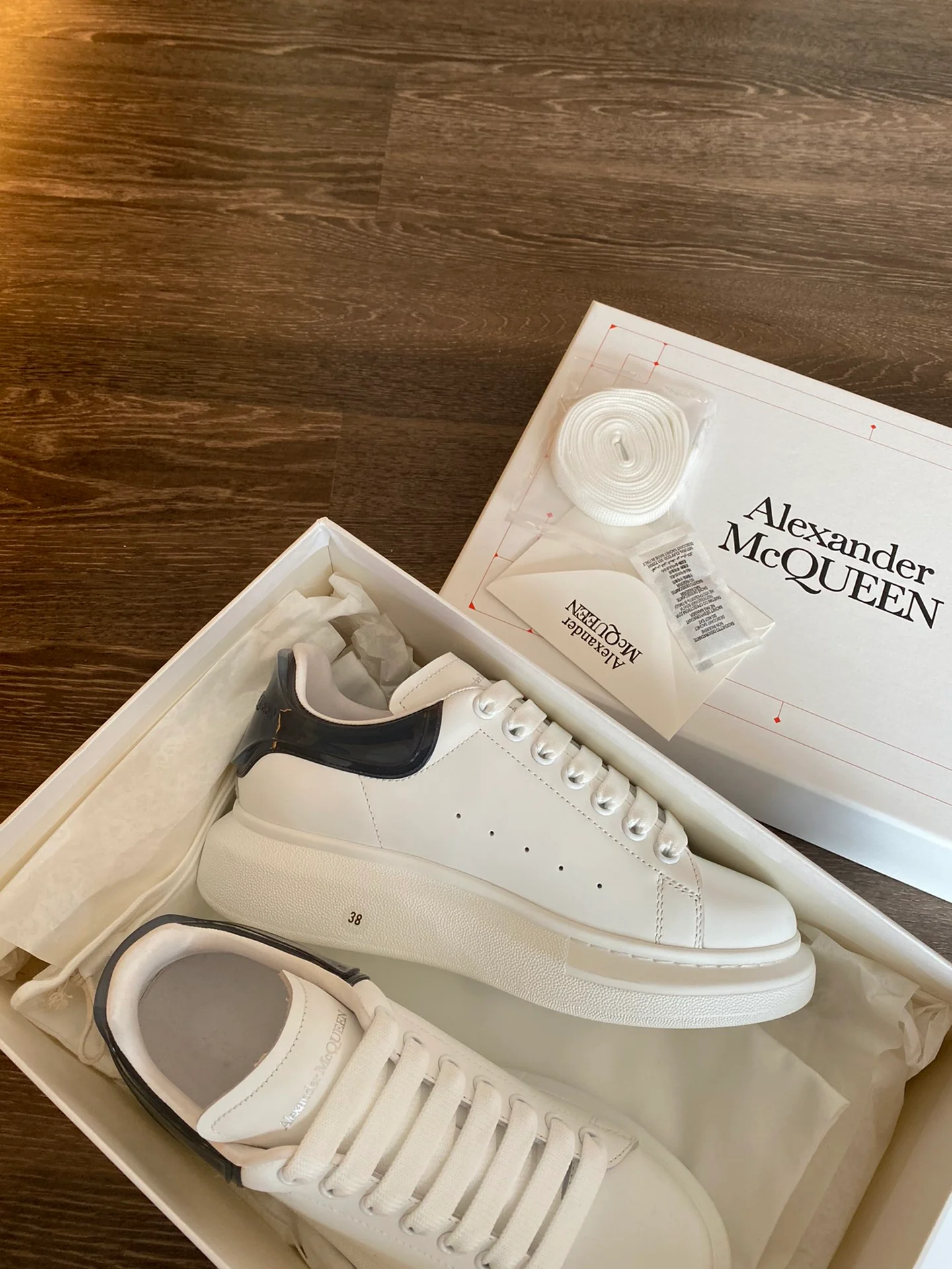 Классические белые кроссовки McQueen - на каблуке-резинке - темно-серые