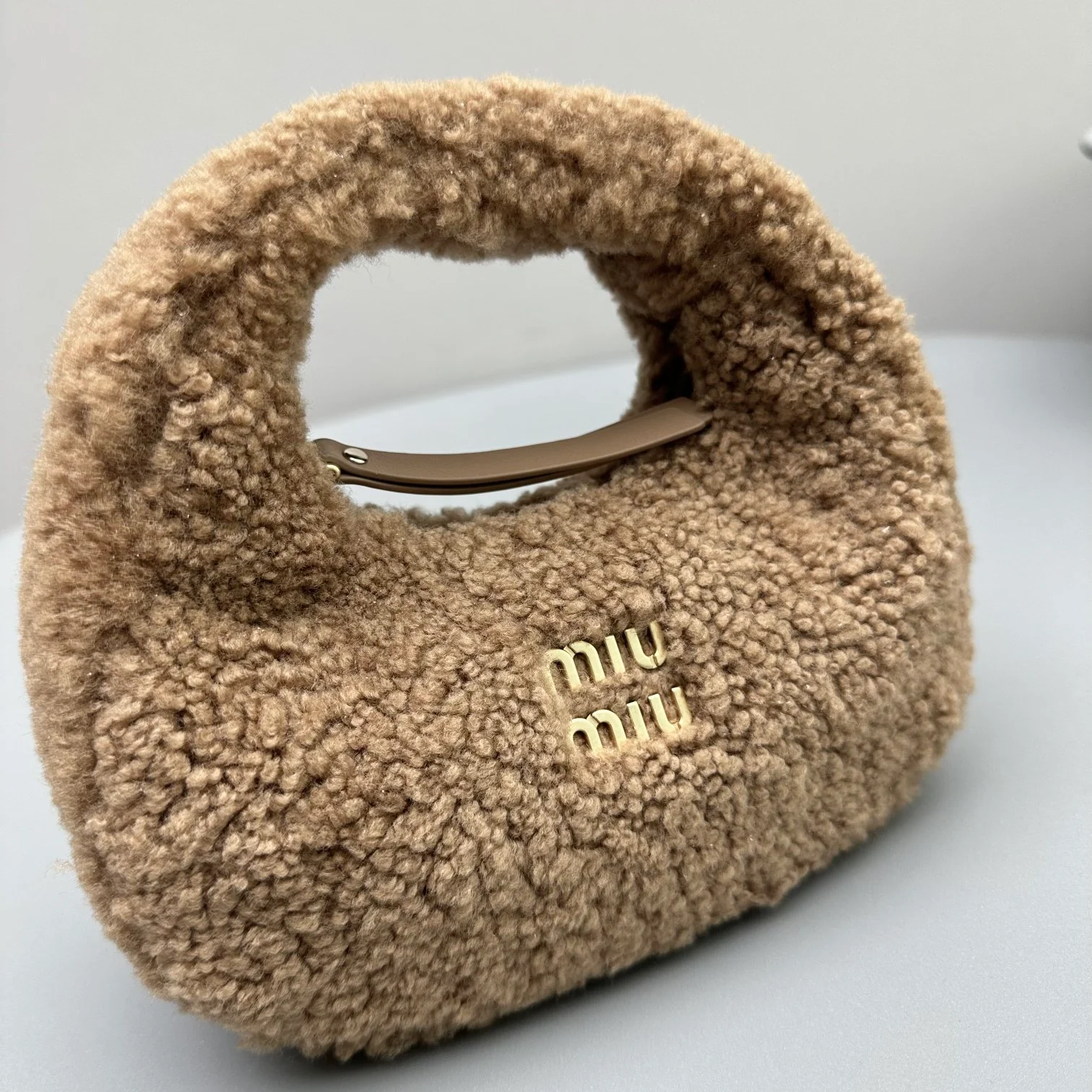Сумка Miu Miu Wander - миниатюрная, из овечьей шерсти.