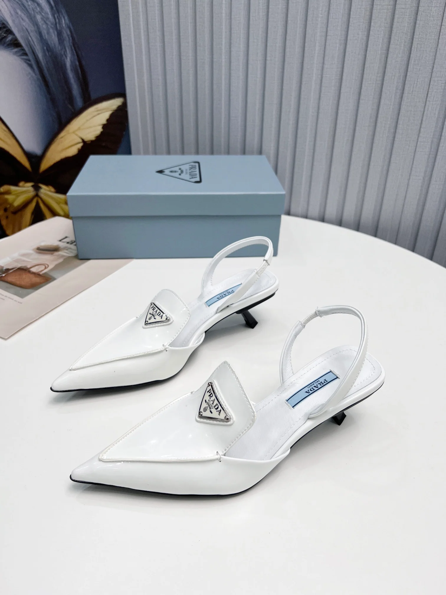 Prada - Белые сандалии с острым носком