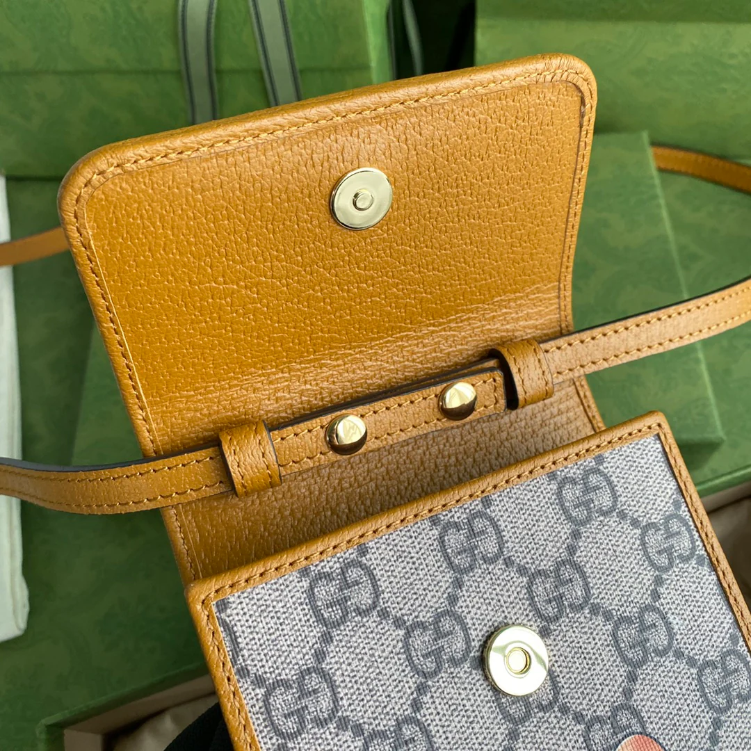 Сумка для телефона из коллекции Gucci с плюшевым мишкой.