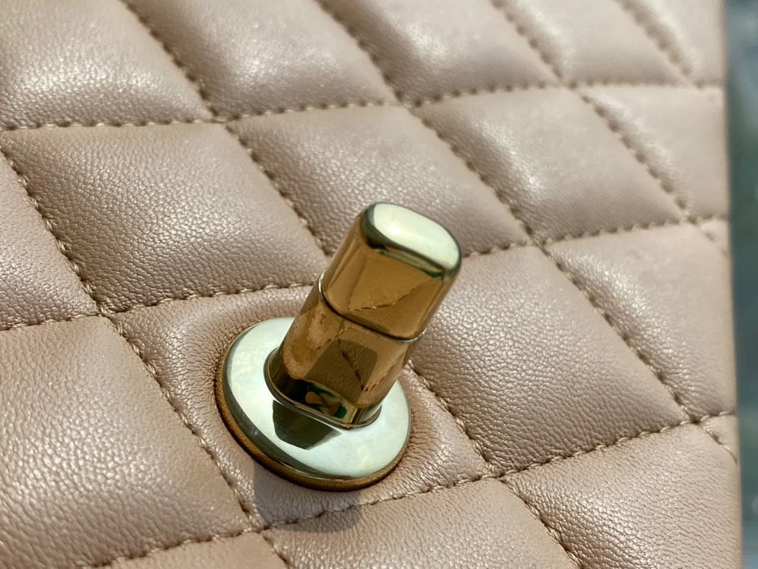 Часы Chanel CF Medium 25cm Milk Tea Apricot Lambskin with Light Gold Buckle CF25