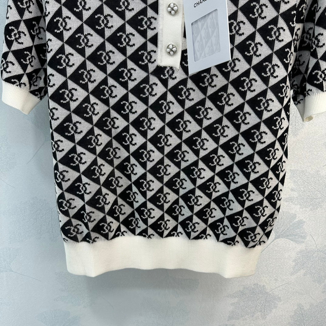 Chanel - 2404 - Весенне-летняя новинка: Изысканный укороченный топ из пряжи с дизайном поло.