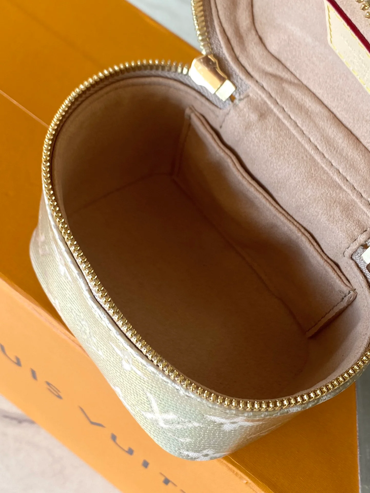 m82467-LV-микро-сумочка-золотая