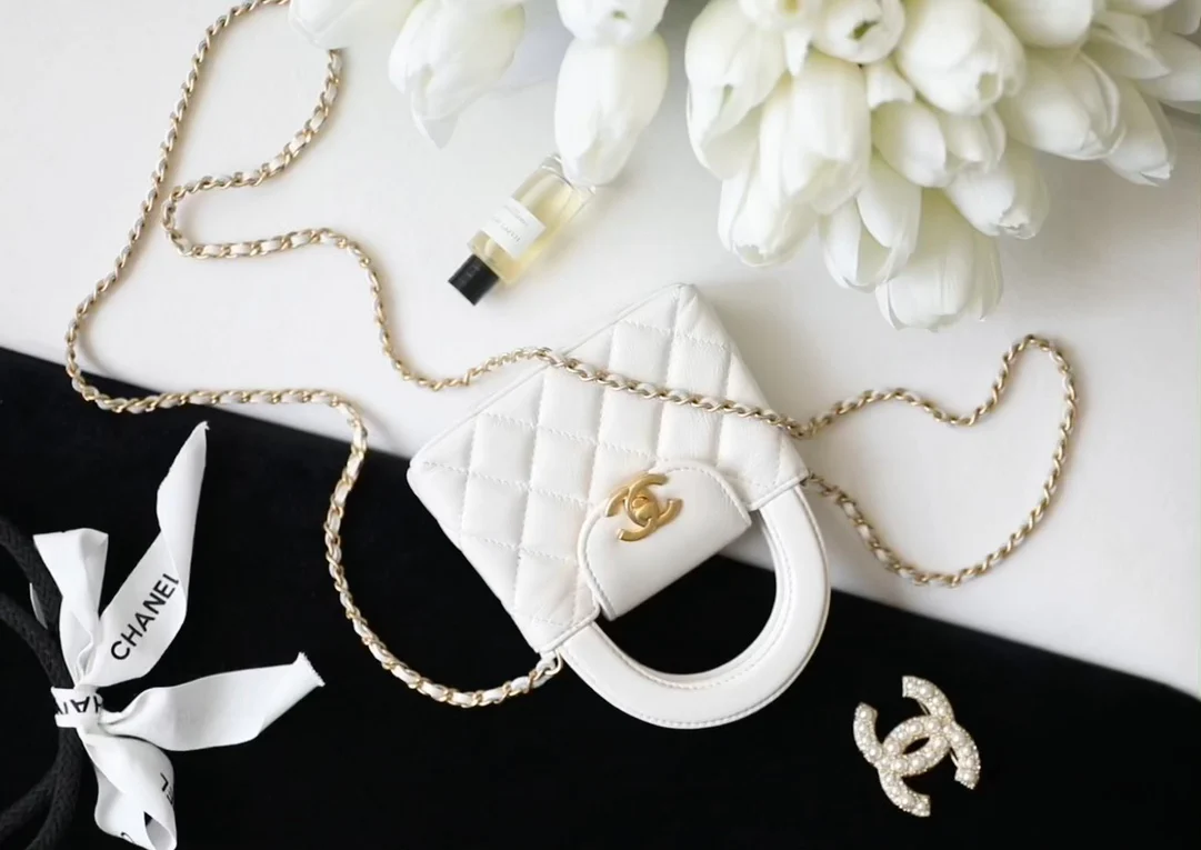 Миниатюрная сумочка Chanel Kelly на цепочке, белая.