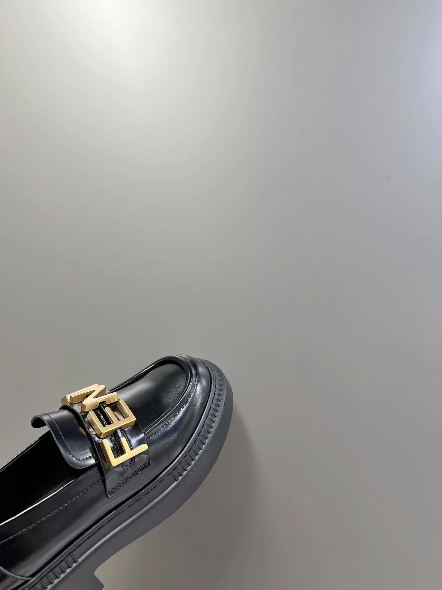 Новинка весны 2022 года от Fendi - туфли Letter Afro - черные.