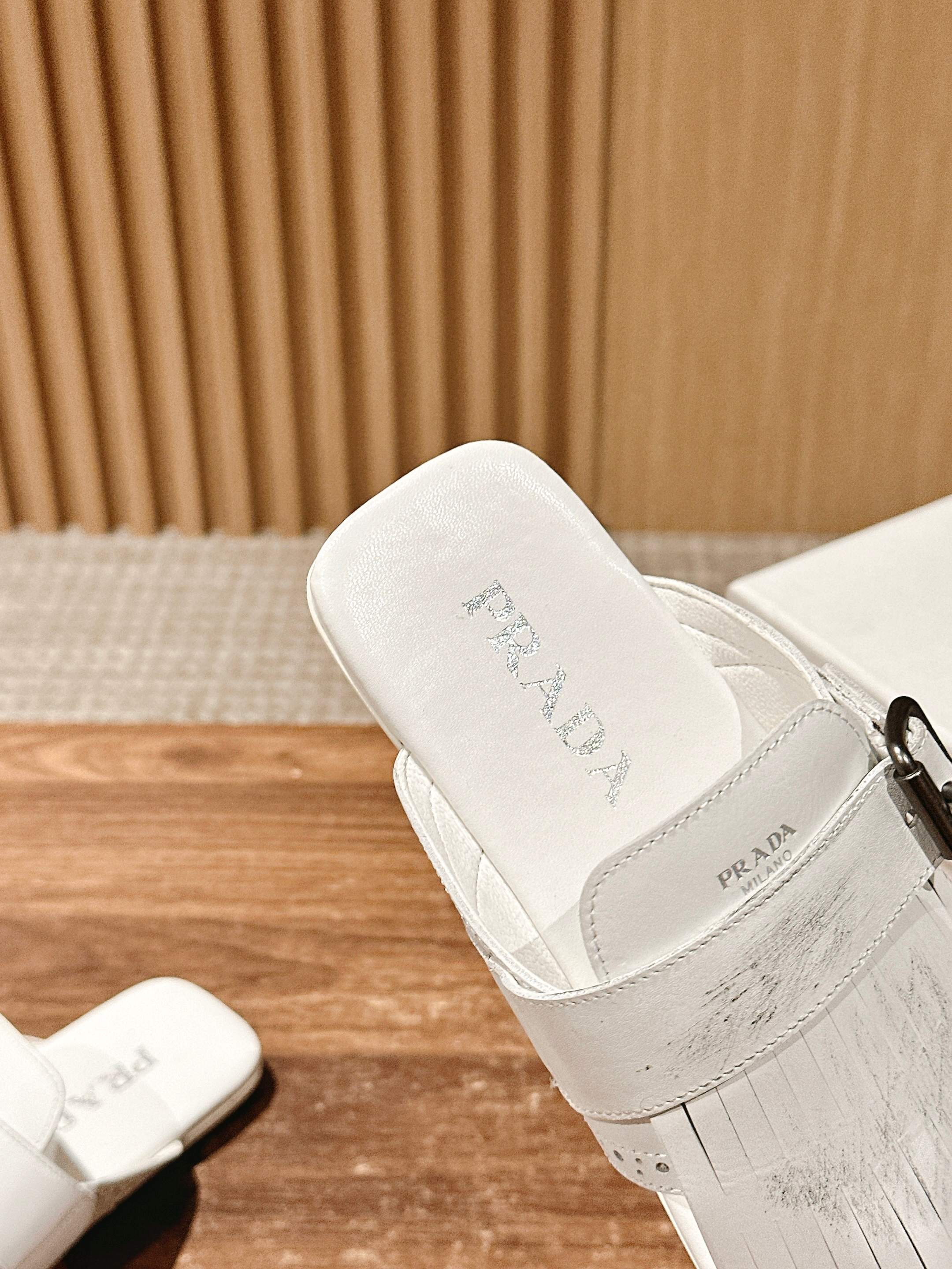 Новинка сезона весна/лето 2025 от Prada - Ретро-сандалии с кисточками - Подиумный образ - Белые