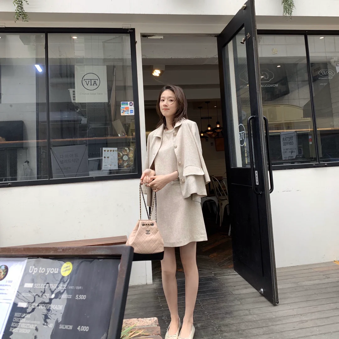 Маленький рюкзак-хобо Chanel — бежевый и черный.