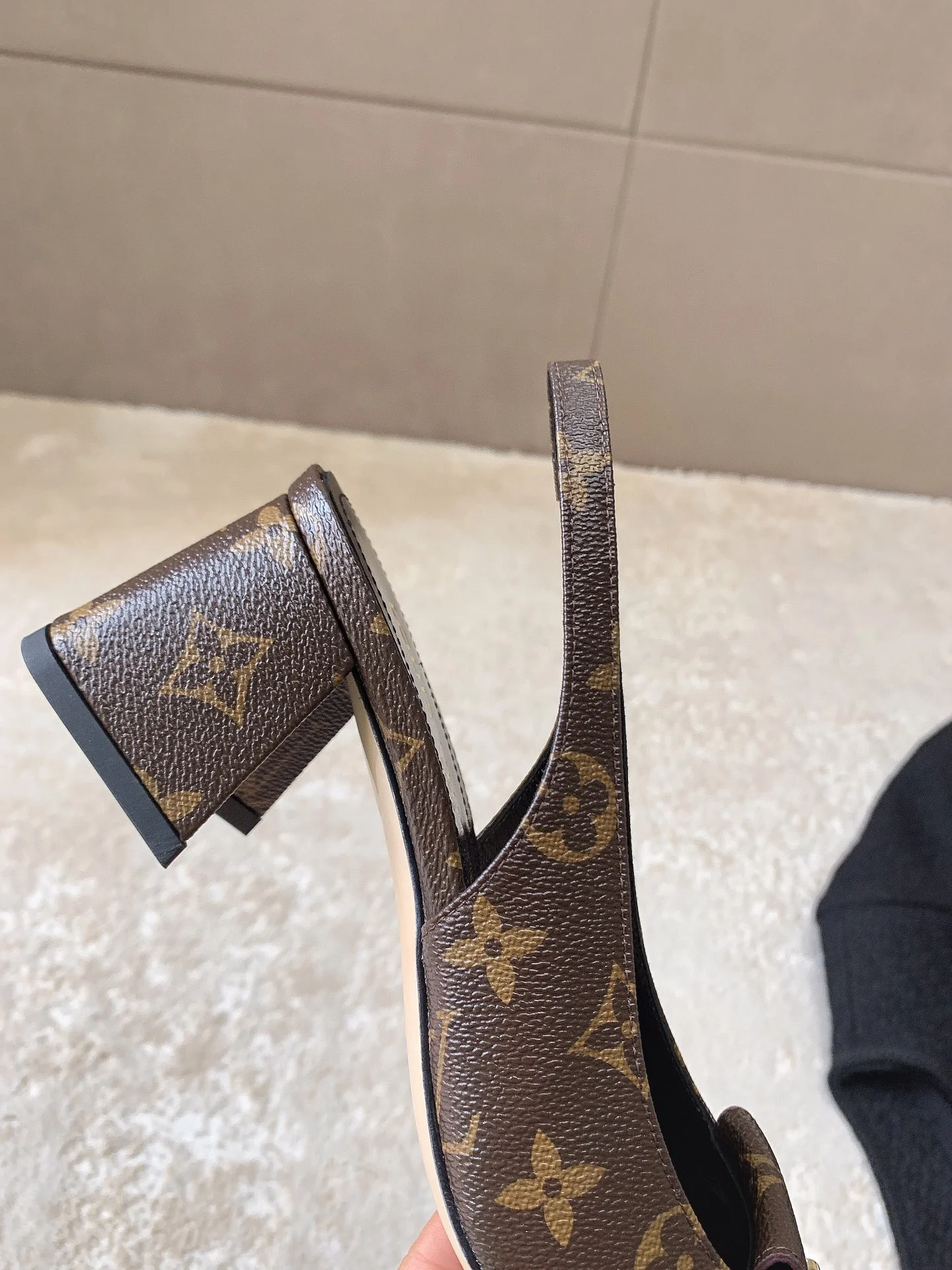 Новинка сезона весна/лето 2023 от LV - Туфли на низком каблуке с закрытым носком - Черный монограммный узор