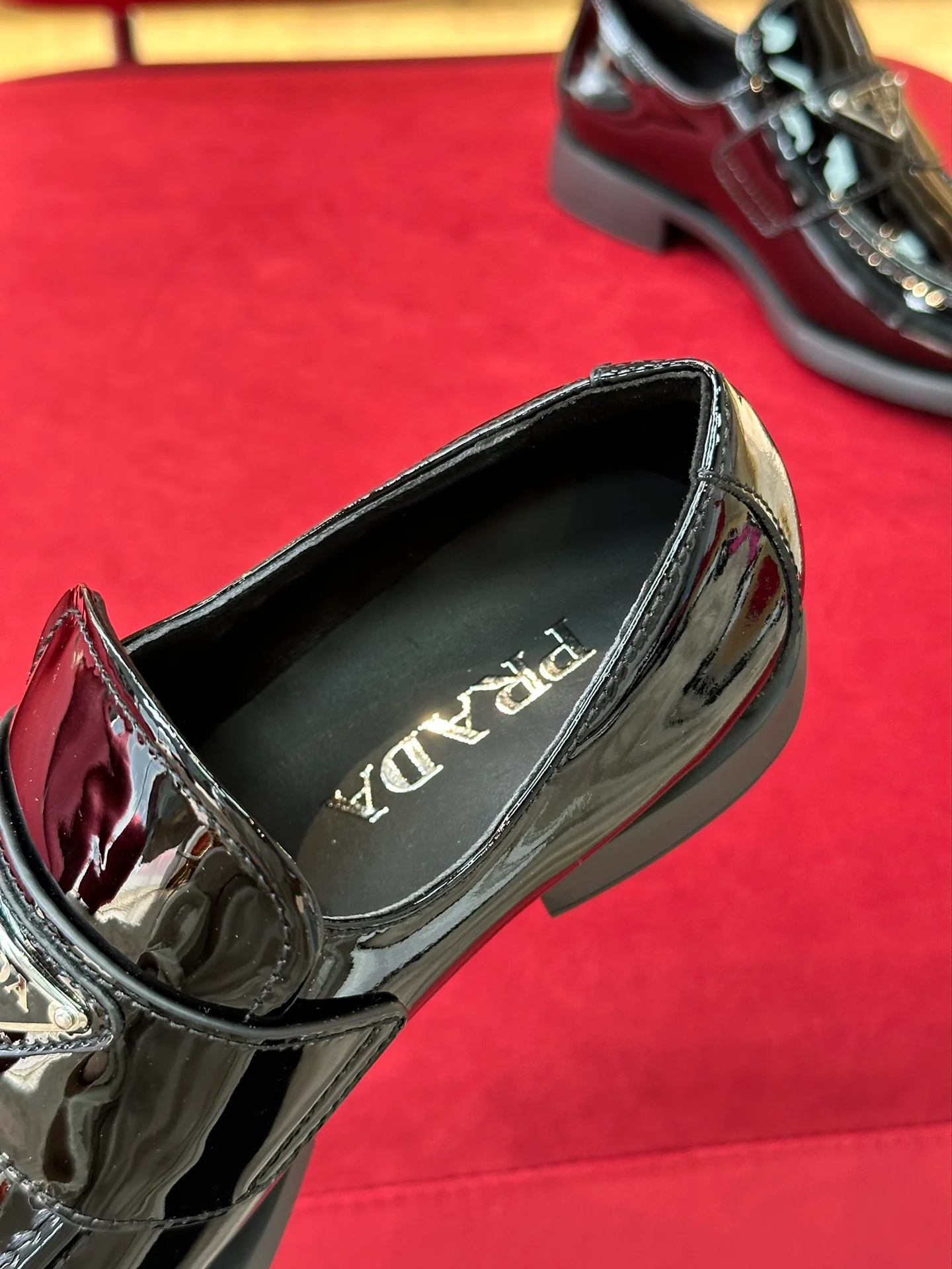 Кожаные лоферы Prada 2024 - черные