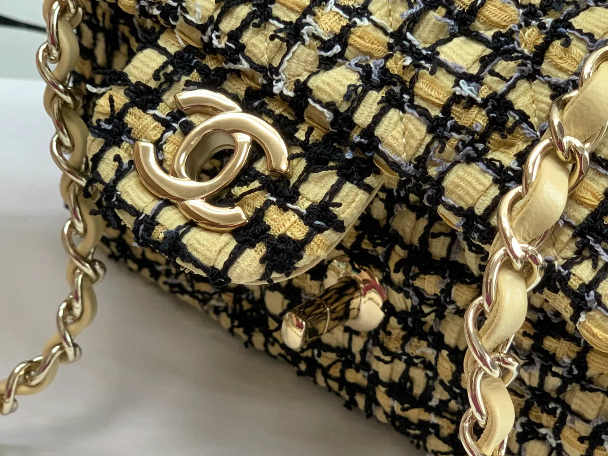 Лимитированная серия Chanel 2022 года, шерстяная сумка с клапаном - 20 см