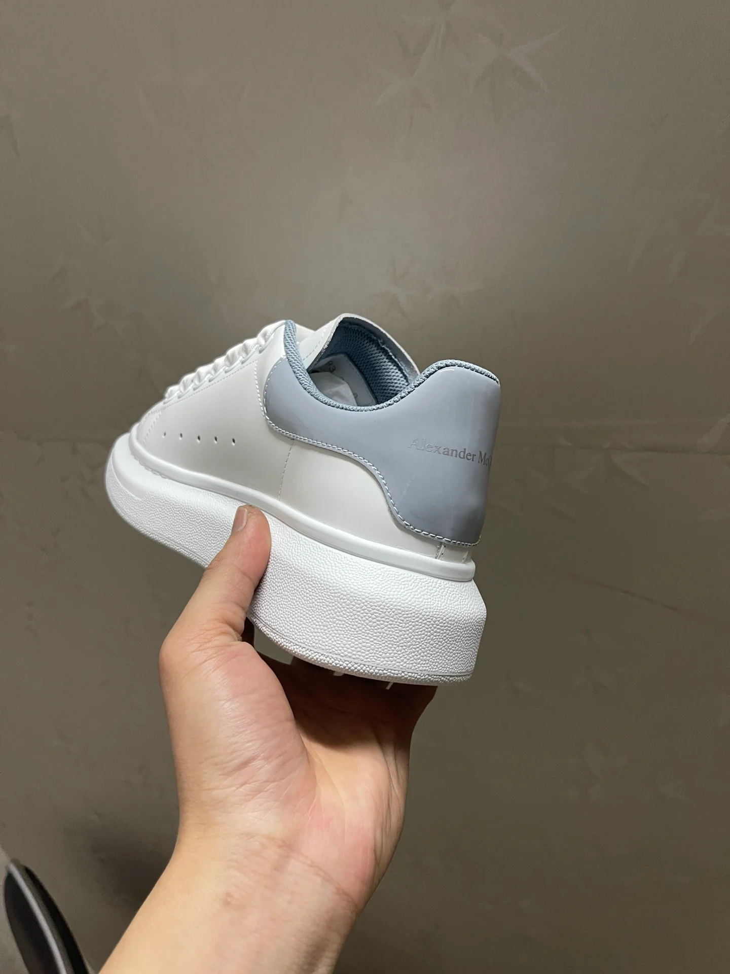 Классические белые кроссовки McQueen - унисекс - на каблуке из синей лакированной кожи