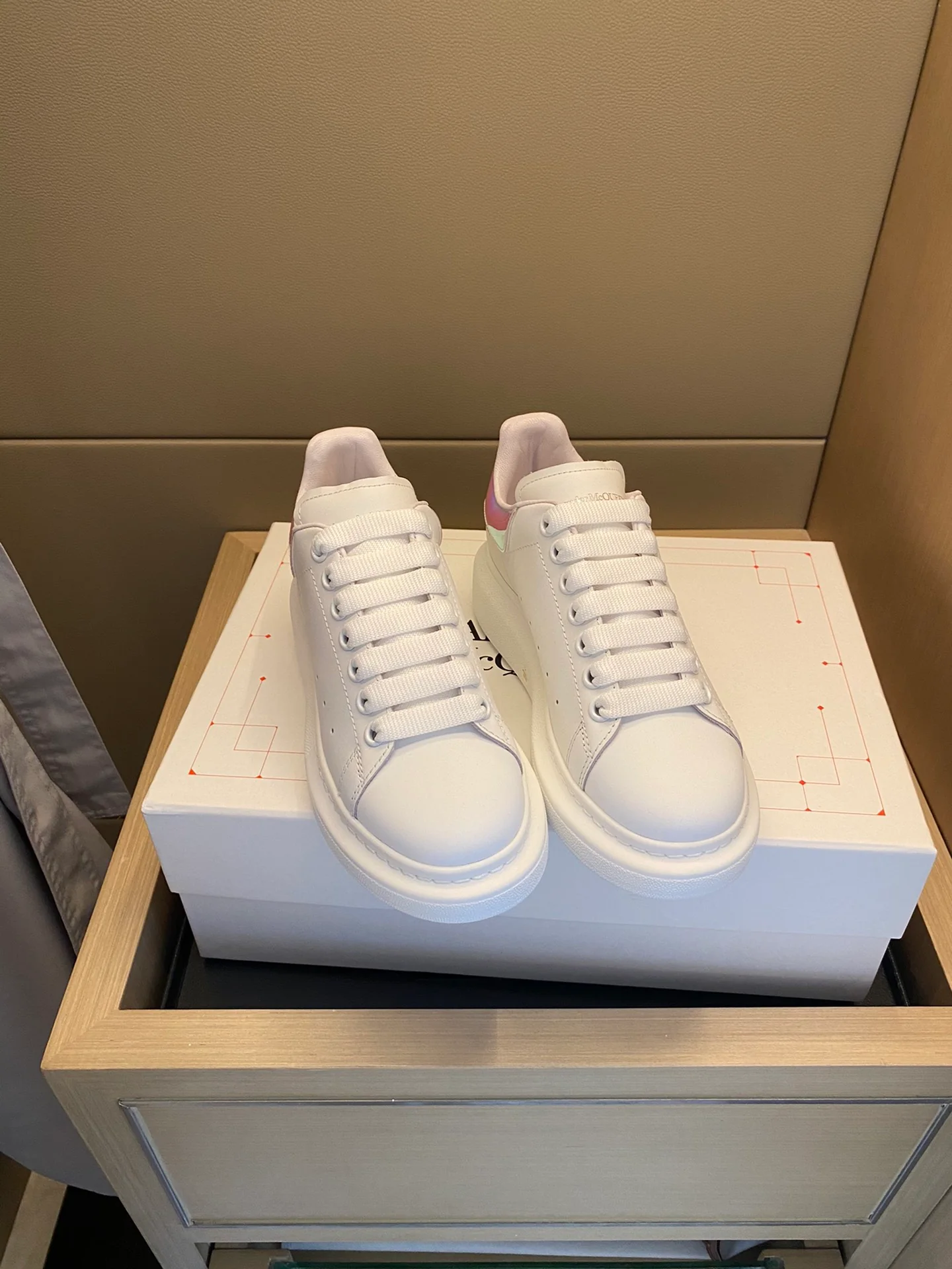 Классические белые кроссовки McQueen - светоотражающие элементы