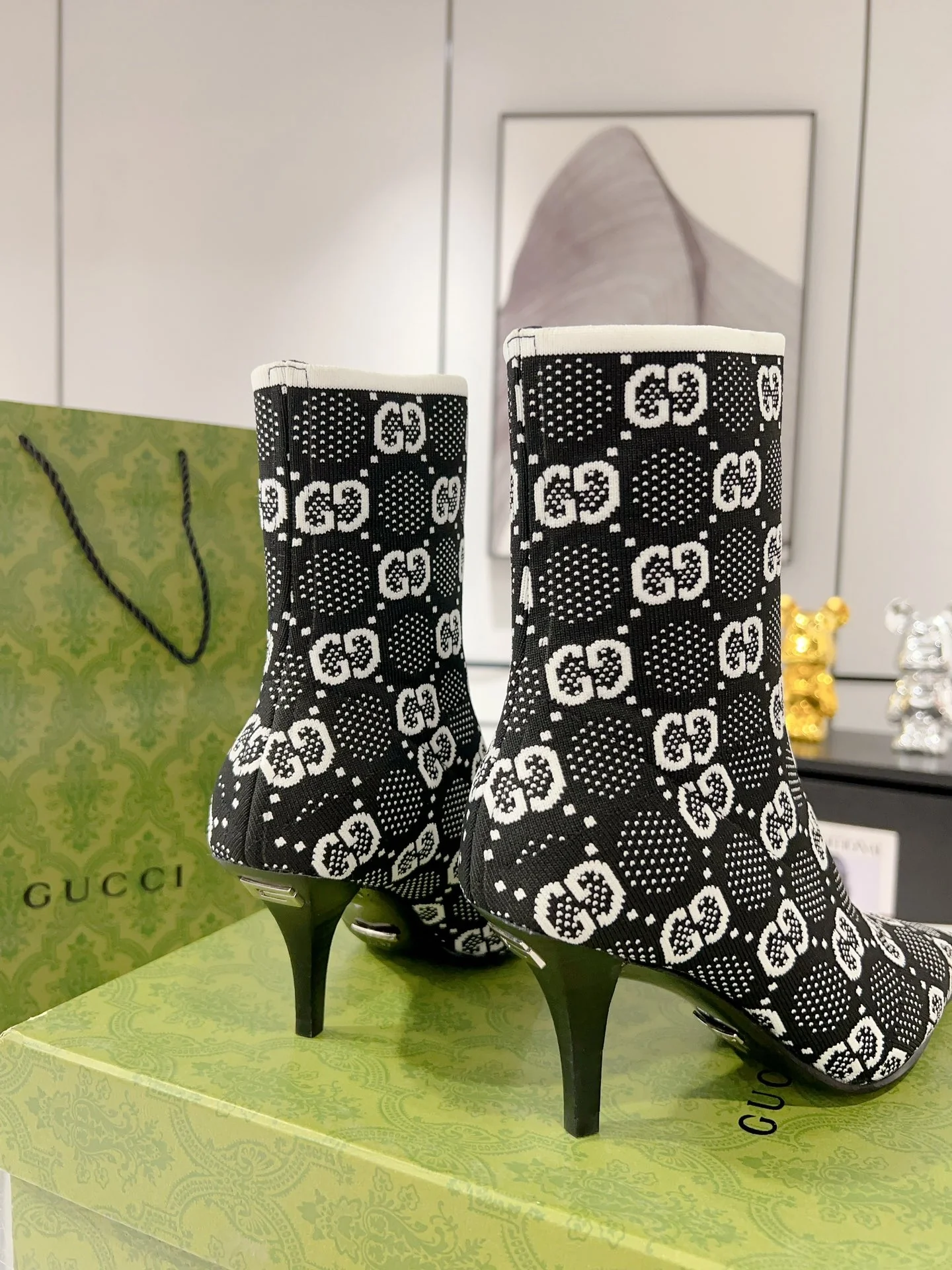 Gucci - Ботильоны на шпильке с сетчатыми вставками и стразами - Черно-белые