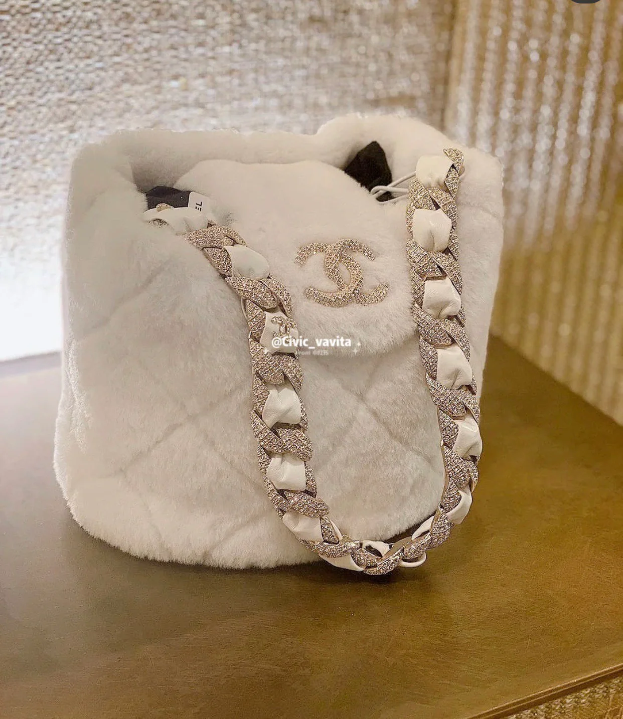 Сумка Chanel из овчины с бриллиантовой цепочкой - 2 шт.