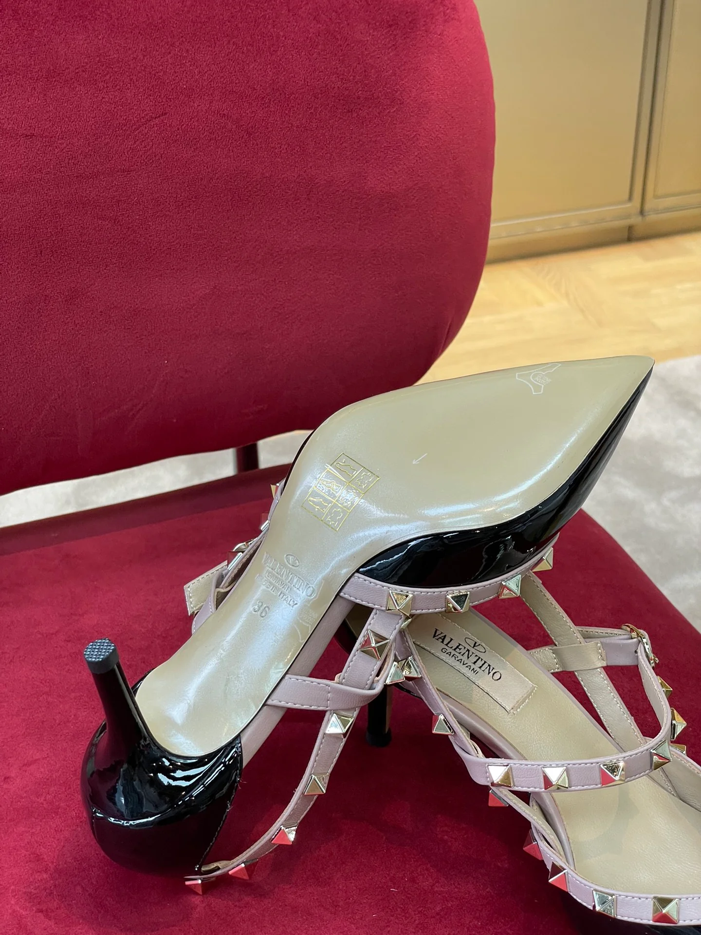 Новинка сезона осень/зима 2022 от Valentino - Туфли на высоком каблуке с заклепками - Черные