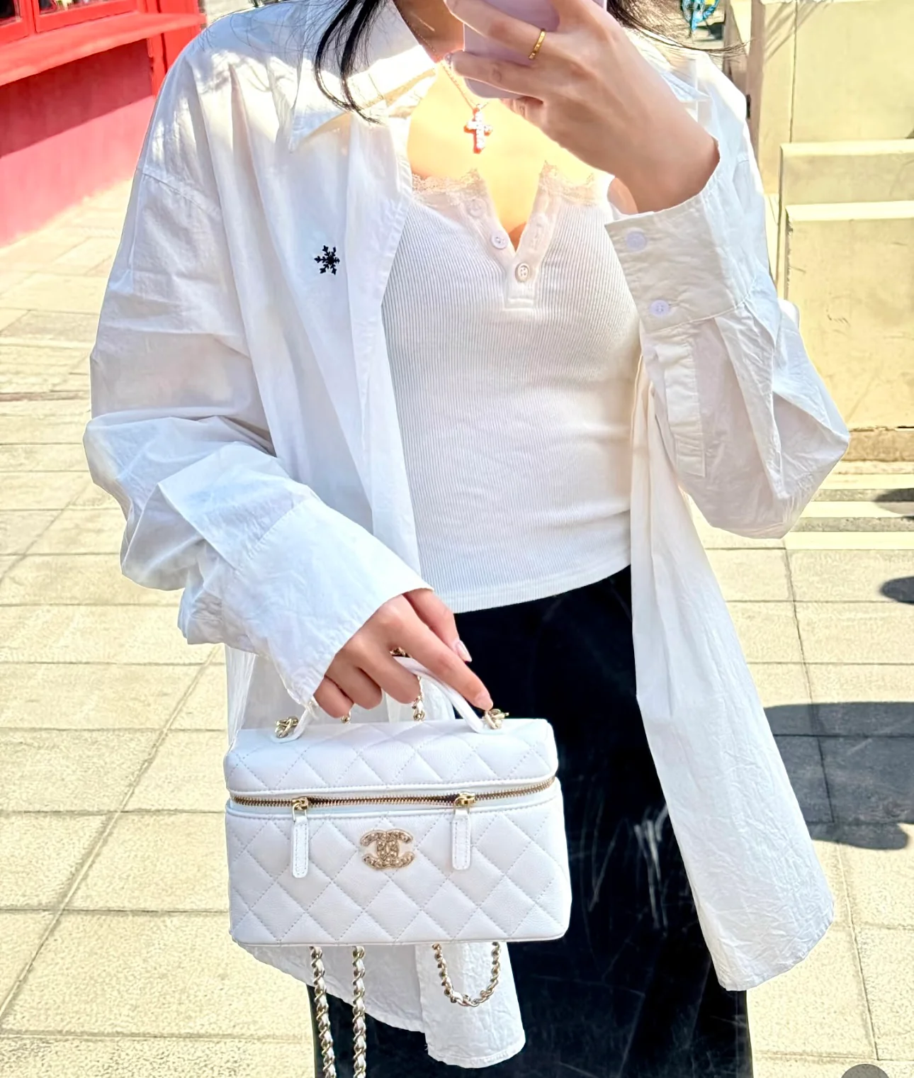 Сумка-ланчбокс Chanel 25p Limited Edition в форме сердца с бриллиантом — белая.