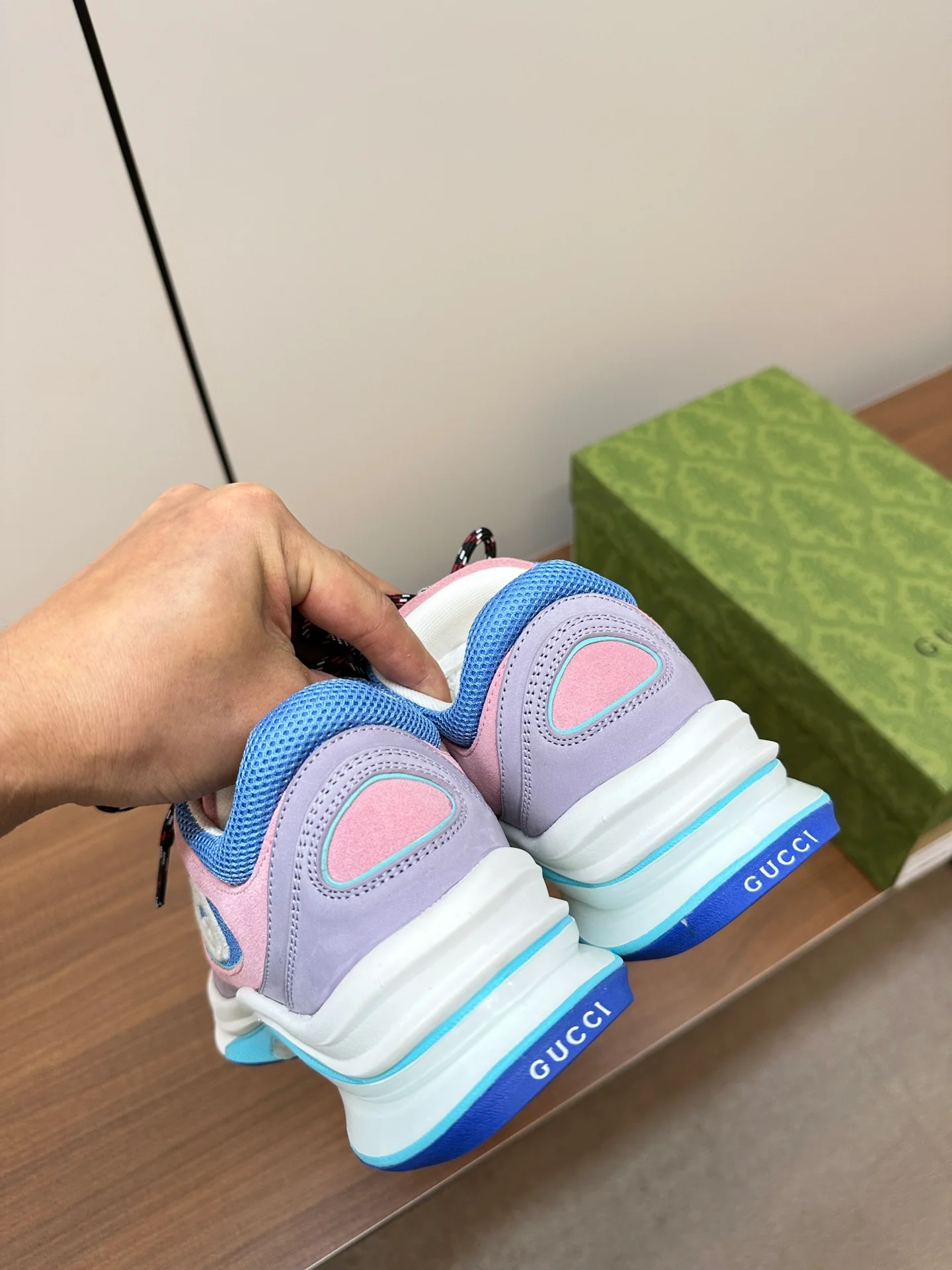 Новинка осенне-зимней коллекции Gucci 2023 — Однотонные вязаные кроссовки — Унисекс — Сине-розовые
